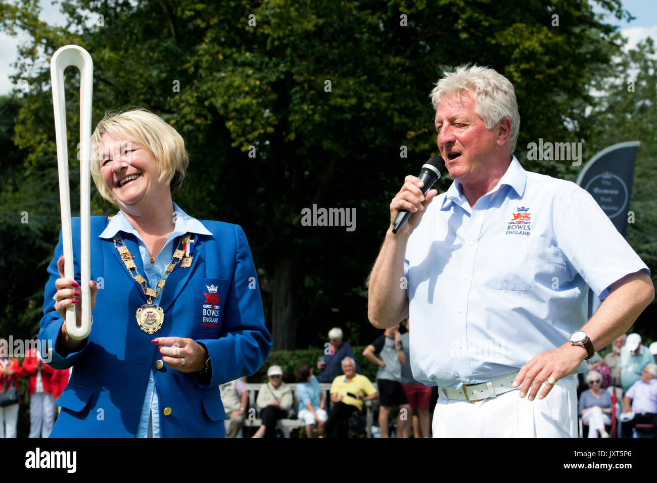 Leamington Spa Warwickshire, Inghilterra, Regno Unito. 17 Ago, 2017. La Queen's Baton è detenuto da Viv Tomlinson, presidente di bocce in Inghilterra, chi è in piedi accanto a Tony Allcock, bocce Inghilterra Chief Executive. Il testimone è arrivato al prato per il gioco delle bocce Campionati Nazionali al Victoria Park, Leamington Spa per il suo tour mondiale di paesi del Commonwealth in rotta per il 2018 Giochi del Commonwealth sulla Gold Coast, Australia. Credito: Colin Underhill/Alamy Live News Foto Stock