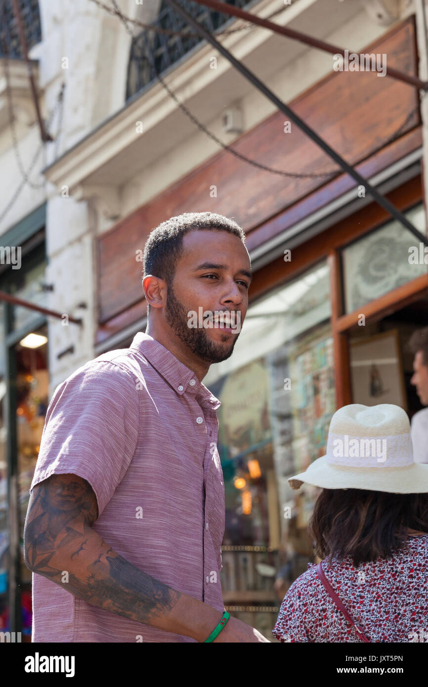 Venezia, Italia. 17 Ago, 2017. Anthony Sadler in piedi sul ponte di Rialto sul set durante le riprese del film di Clint Eastwoods film il 15:17 a Parigi basato sul libro La storia vera di un terrorista, un treno e tre eroi americani in cui Sadler, pietra e lamina Skarlatos un attacco terroristico sul treno. Tutti e tre gli americani sono stati espressi come se stessi in questo film biografico per la Warner Brothers. Carta di credito/Alamy Live News Foto Stock