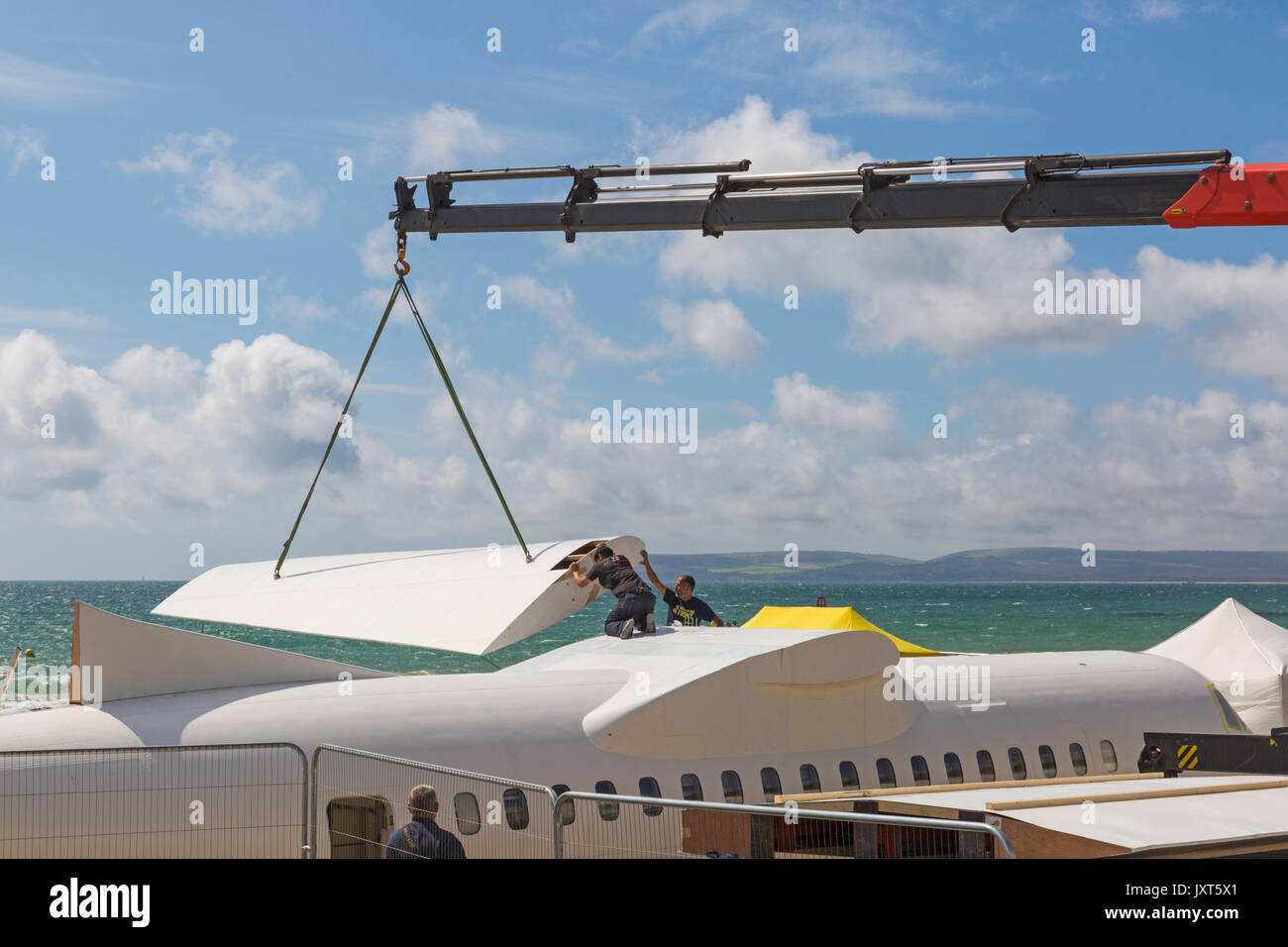 Bournemouth Dorset, Regno Unito. 17 Ago, 2017. Il primo del Regno Unito, il aerobar viene preparato a Bournemouth Beach come il 'finga' aeroporto prende forma. Il 73ft ATR 42 viene convertito in un mobile bar e la circostante zona spiaggia trasformata in airport terminal con partenza lounge, duty free, club ristorante di prima classe e VIP 1a classe di zona. "Passeggeri" sarà data una carta d'imbarco all'arrivo. Il piano sarà lì per 17 giorni e avrà l'intrattenimento dal vivo. L'attrazione è portato alla città da Poole società basata su eventi immenso. ala Credito: Carolyn Jenkins/Alamy Live News Foto Stock