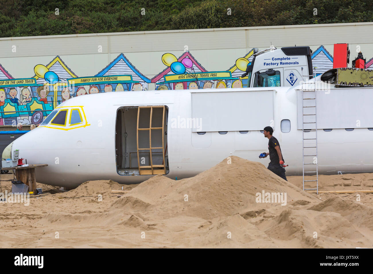 Bournemouth Dorset, Regno Unito. 17 Ago, 2017. Il primo del Regno Unito, il aerobar viene preparato a Bournemouth Beach come il 'finga' aeroporto prende forma. Il 73ft ATR 42 viene convertito in un mobile bar e la circostante zona spiaggia trasformata in airport terminal con partenza lounge, duty free, club ristorante di prima classe e VIP 1a classe di zona. "Passeggeri" sarà data una carta d'imbarco all'arrivo. Il piano sarà lì per 17 giorni e avrà l'intrattenimento dal vivo. L'attrazione è portato alla città da Poole società basata su eventi immenso. Credito: Carolyn Jenkins/Alamy Live News Foto Stock