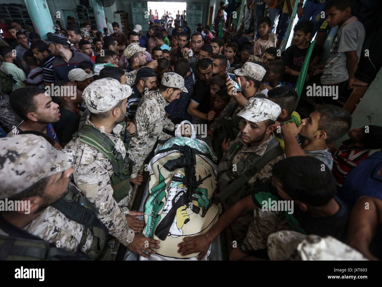 Striscia di Gaza, Rafah città. 17 Ago, 2017. Militanti di Hamas ai funerali di Nidal Jaafari, 28, un organo di controllo interno vigore del Ministero dell Interno, che è stato ucciso in un attentato suicida nella città di Rafah, su agosto 17, 2017. Islamico di Hamas movimento serrato il giovedì le sue misure di sicurezza su Gaza Strip-Egypt confine a seguito di un precedente attentato suicida effettuata da uno Stato islamico (SI) militante. È il primo del suo genere attentato suicida attacco eseguito da estremisti palestinesi nella striscia di Gaza. Credito: Wissam Nassar/Xinhua/Alamy Live News Foto Stock