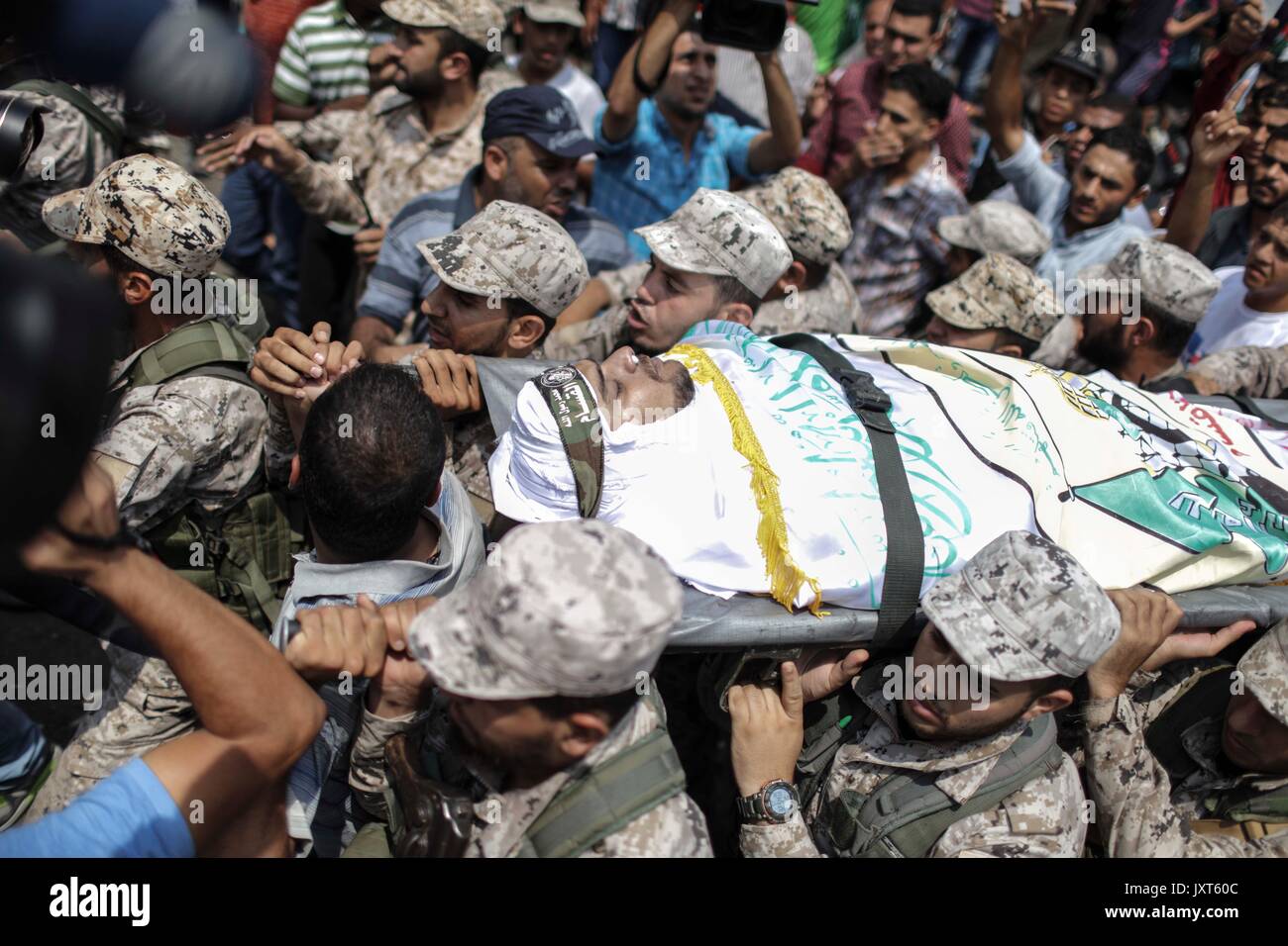 Striscia di Gaza, Rafah città. 17 Ago, 2017. Militanti di Hamas ai funerali di Nidal Jaafari, 28, un organo di controllo interno vigore del Ministero dell Interno, che è stato ucciso in un attentato suicida nella città di Rafah, su agosto 17, 2017. Islamico di Hamas movimento serrato il giovedì le sue misure di sicurezza su Gaza Strip-Egypt confine a seguito di un precedente attentato suicida effettuata da uno Stato islamico (SI) militante. È il primo del suo genere attentato suicida attacco eseguito da estremisti palestinesi nella striscia di Gaza. Credito: Wissam Nassar/Xinhua/Alamy Live News Foto Stock