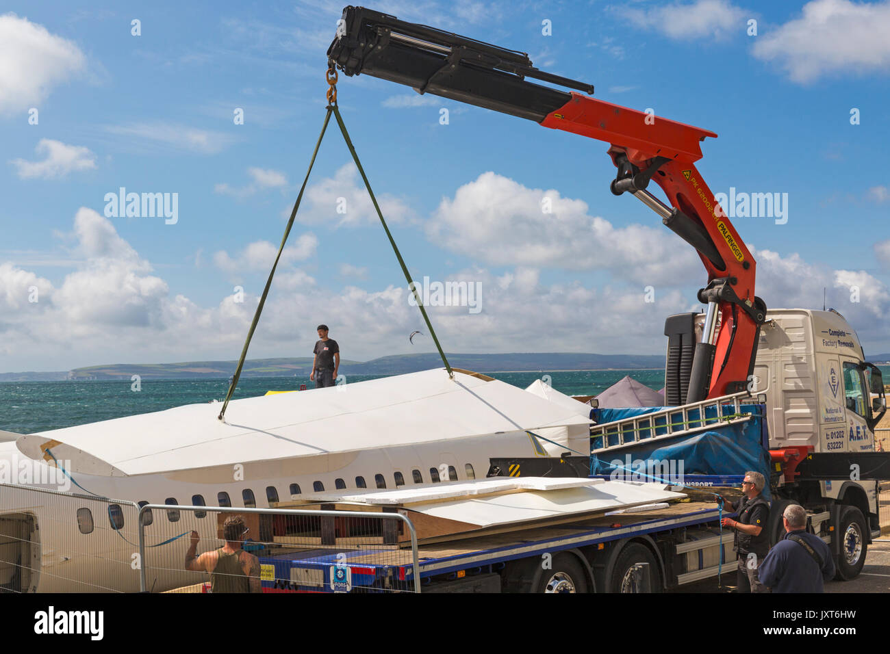 Bournemouth Dorset, Regno Unito. 17 Ago, 2017. Il primo del Regno Unito, il aerobar viene preparato a Bournemouth Beach come il 'finga' aeroporto prende forma. Il 73ft ATR 42 viene convertito in un mobile bar e la circostante zona spiaggia trasformata in airport terminal con partenza lounge, duty free, club ristorante di prima classe e VIP 1a classe di zona. "Passeggeri" sarà data una carta d'imbarco all'arrivo. Il piano sarà lì per 17 giorni e avrà l'intrattenimento dal vivo. L'attrazione è portato alla città da Poole società basata su eventi immenso. ala Credito: Carolyn Jenkins/Alamy Live News Foto Stock