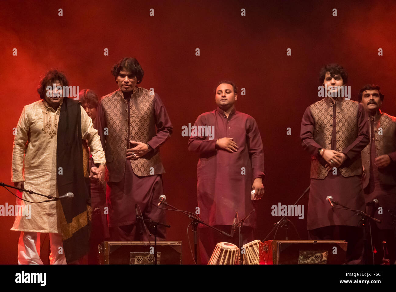 Edimburgo, Scozia, Regno Unito, 17 agosto 2017. Legenda Qawwali cantante dal Pakistan, Faiz Ali Faiz e la sua band tradizionale, in concerto alla Usher Hall di Edimburgo come supporto per Anoushkar Shankar, al settantesimo Edinburgh International Festival (FEI) nel 2017 Foto Stock