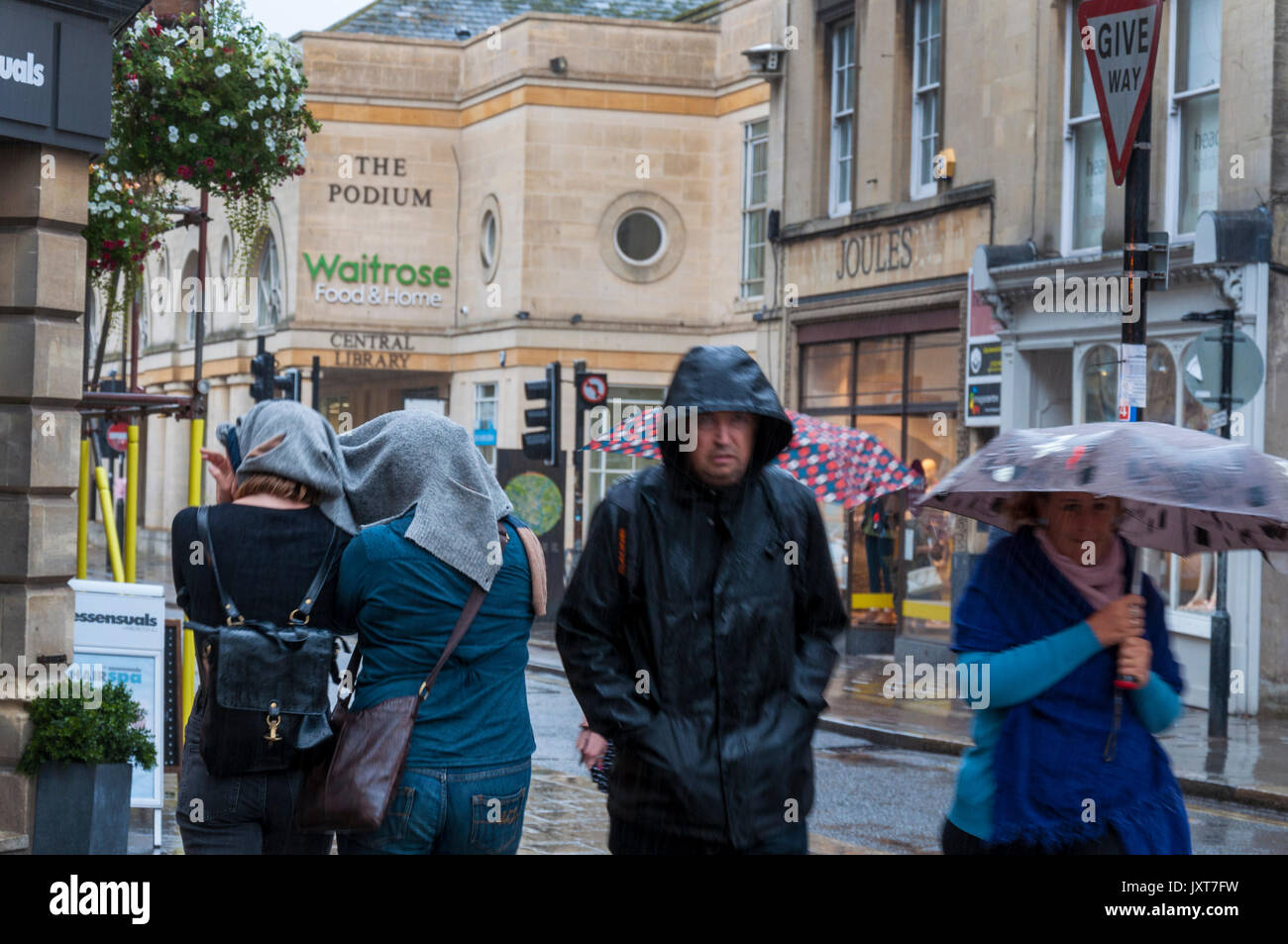 Bagno, Somerset, Regno Unito. Il 17 agosto 2017. Dopo una giornata di bel tempo un improvviso e prolungato acquazzone colpisce il impreparato e ben preparati simili nelle città termale. Credito: Richard Wayman/Alamy Live News Foto Stock