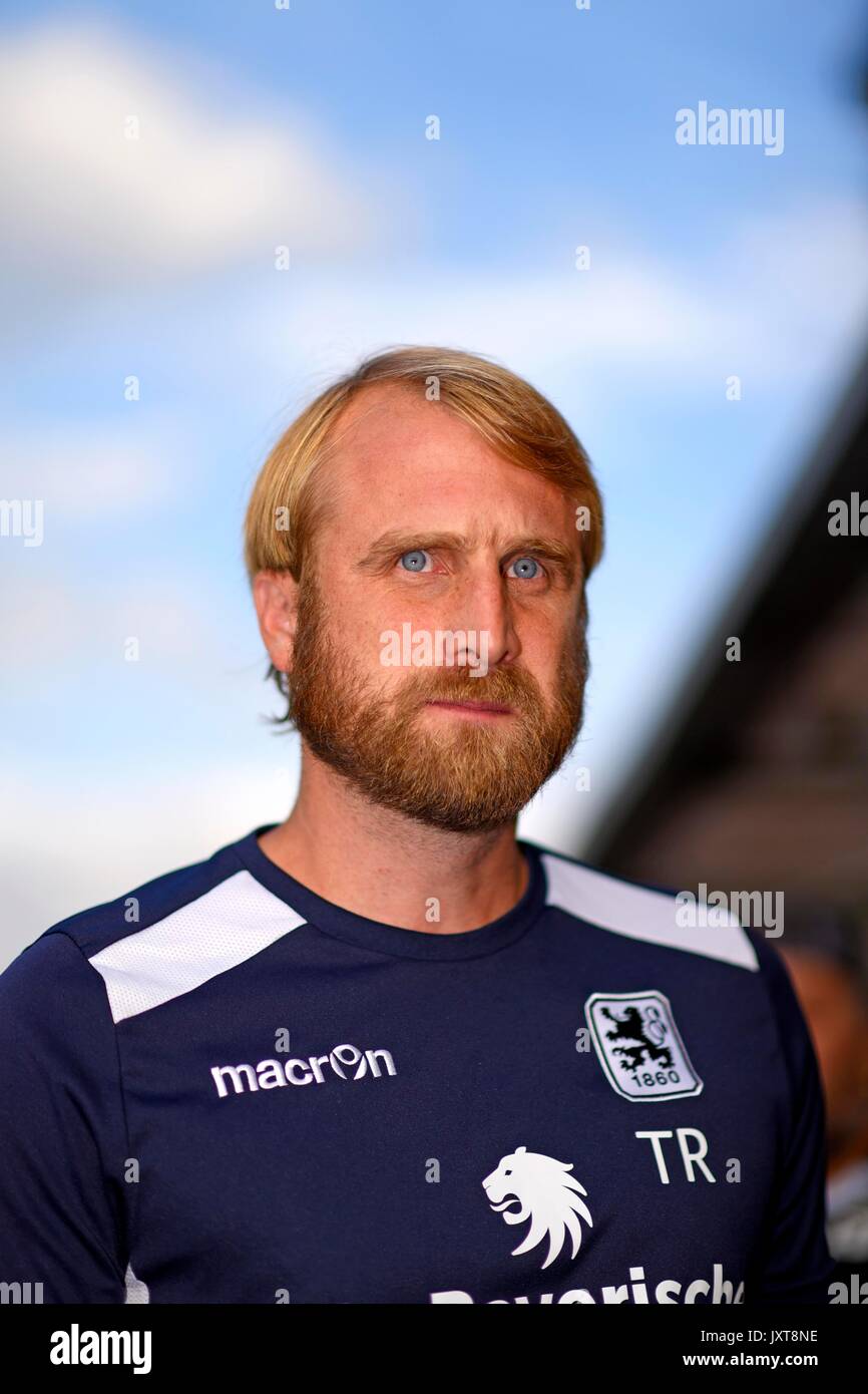 17.08.2017, Fussball Regionalliga Bayern 2017/2018, 7.Spieltag, TSV 1860 München - FV Illertissen, im Städtischen Stadion an der Grünwalderstrasse in München. Trainer Daniel BIEROFKA (TSV 1860 München) nachdenklich. Foto: Cronos/MIS Foto Stock