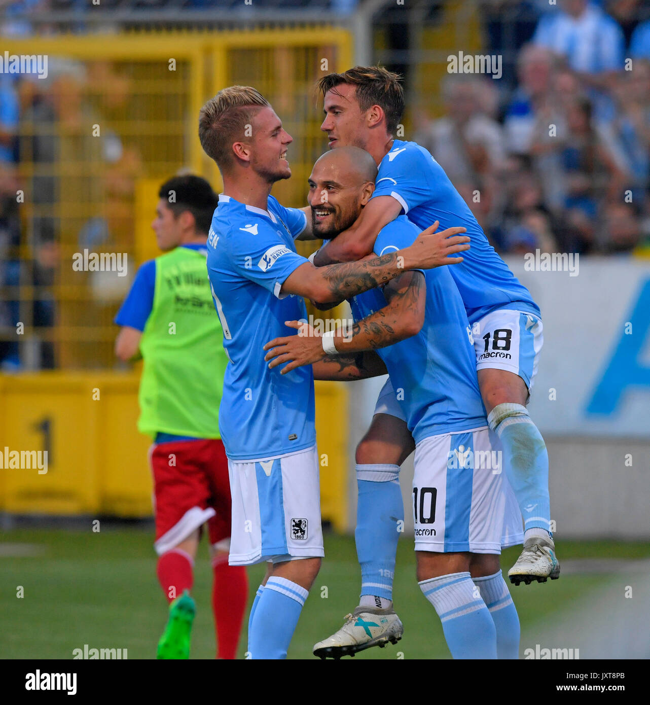 17.08.2017, Fussball Regionalliga Bayern 2017/2018, 7.Spieltag, TSV 1860 München - FV Illertissen, im Städtischen Stadion an der Grünwalderstrasse in München. Torjubel Timo Gebhart (mitte, 1860 München). Foto: Cronos/MIS Foto Stock