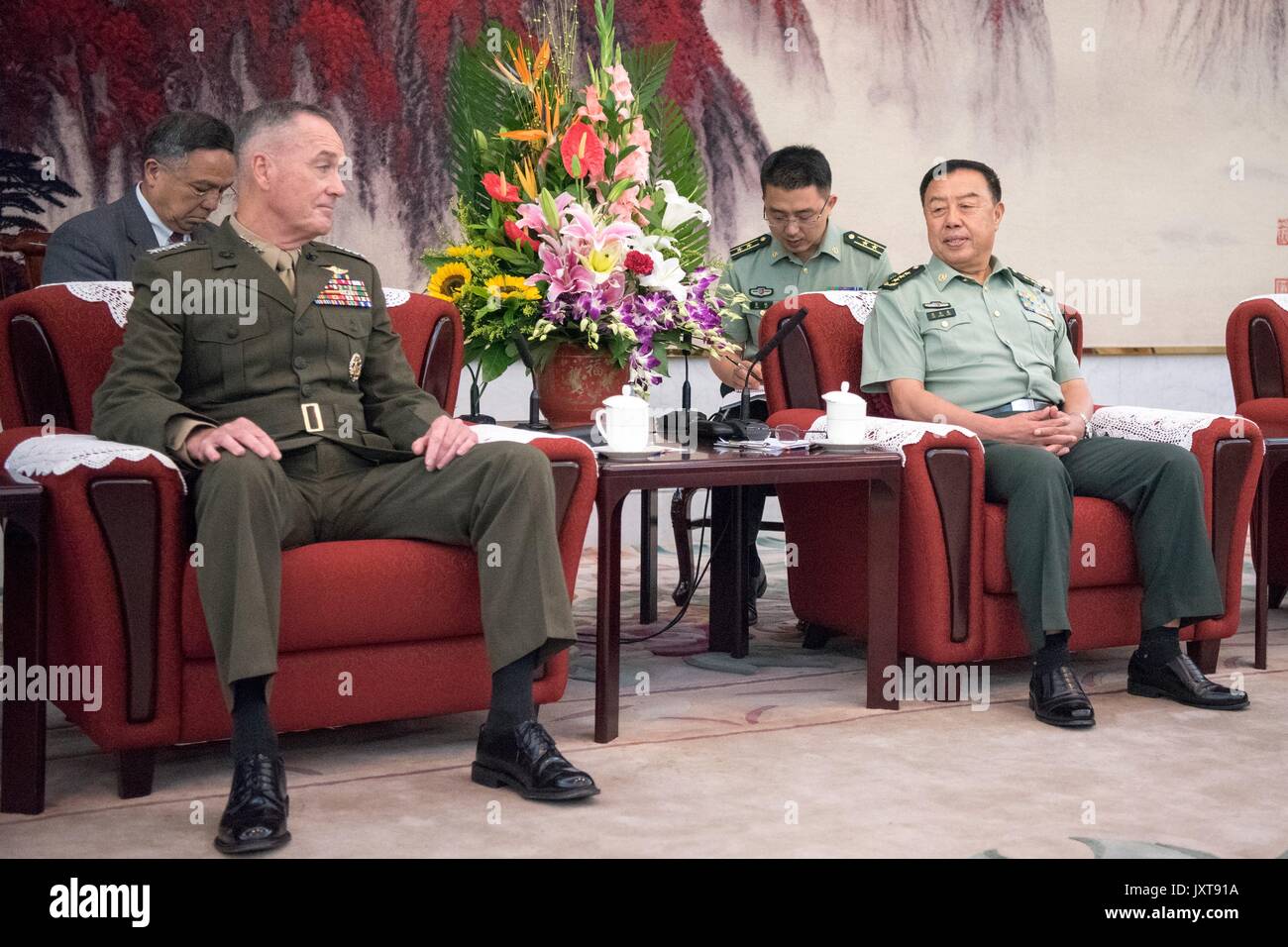 Pechino, Cina. 17 Ago, 2017. Stati Uniti Presidente del Joint Chiefs gen. Giuseppe Dunford, a sinistra, si riunisce con il cinese Gen. Chanlong ventola, vice presidente della Commissione militare centrale, presso la sede dei popoli dell Esercito di Liberazione Agosto 17, 2017 a Pechino, in Cina. Dunford è in Cina per discutere di disinnescare la situazione in Corea del Nord. Credito: Planetpix/Alamy Live News Foto Stock