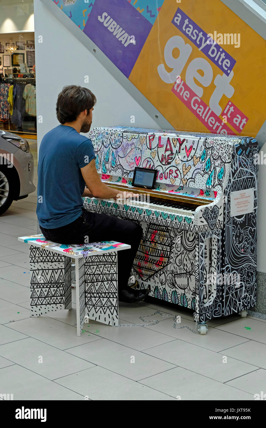 Bristol, Regno Unito. 17 Agosto, 2017. Una serie di pianoforti appaiono in posizioni intorno alla città per il pubblico a giocare. I pianoforti sono parte di "Play Me Io sono tuo", un musical art trail ideato da un artista Luke Jerram che consiste di 18 strumenti, ognuna decorata da un artista locale; "Play Me Io sono tuo" corre dal 17 agosto al 7 settembre 2017. Keith Ramsey/Alamy Live News Foto Stock