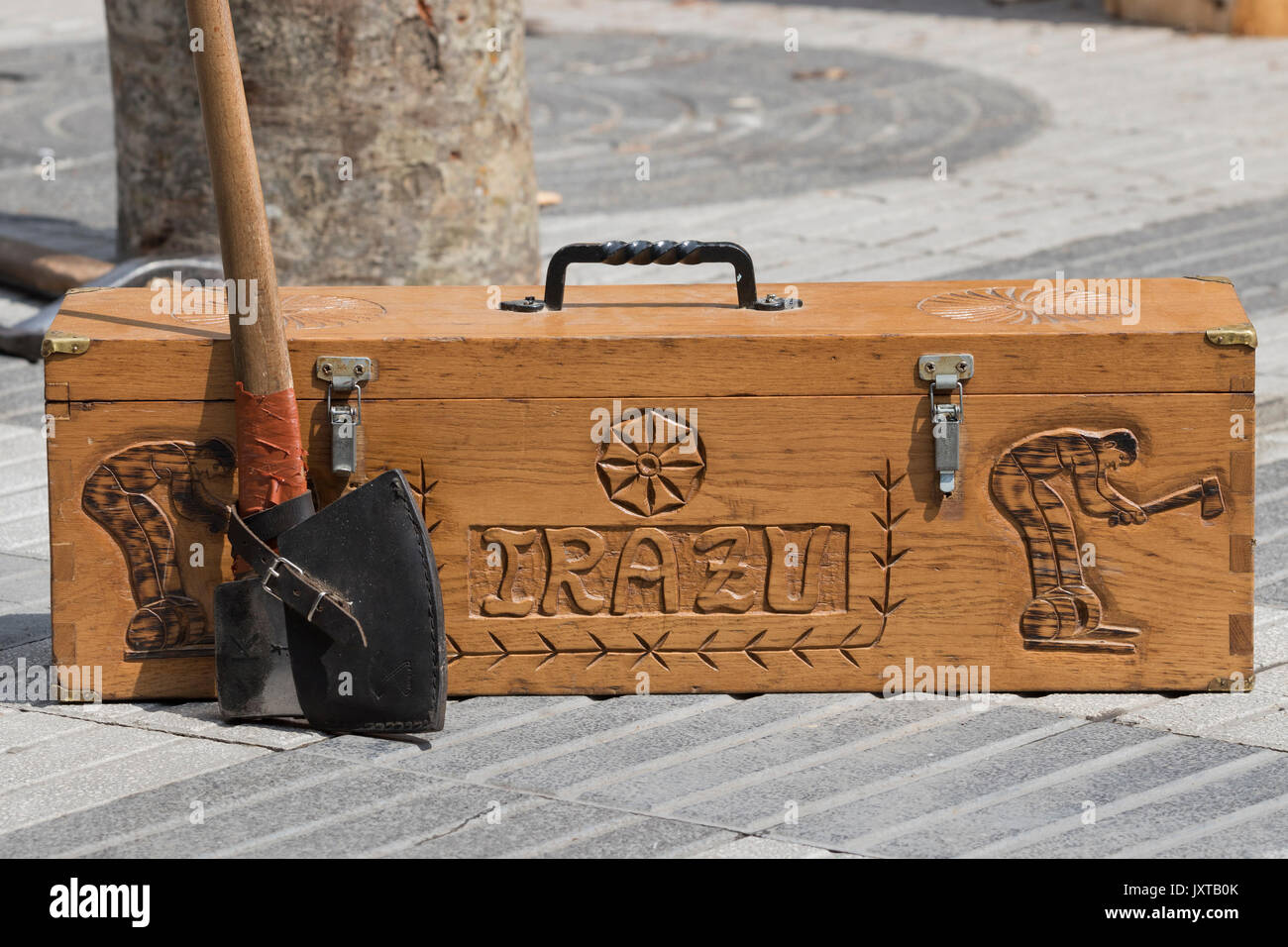 Primo piano immagine di un aizkolari ax con scolpita una scatola di legno. Foto Stock