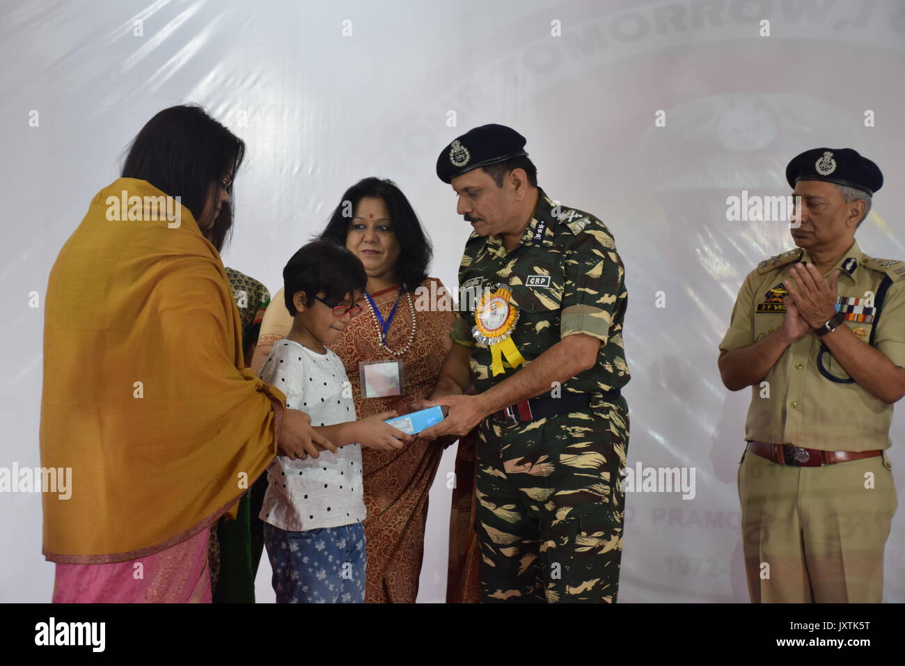 Shri Rajeev Rai Bhatnagar, IPS, Direttore Generale, CRPF, ha visitato 73 Bn CRPF, Bemina, Srinagar (J&K) dove ha partecipato a un briefing sulla sicurezza di analisi/sfide/legge & ordine problemi d' che è stato consegnato da Shri Narendar Paolo DIGP CRPF Nord gamma Srinagar. Egli ha visitato l'unità Hq nonché della "Mahila" distacco della CRPF, che si trova nello stesso campus universitario. Sh. Inoltre Bhatnagar interagito con cariche & jawans di varie unità dislocate nella valle del Kashmir durante Sainik Sanmilan. Durante l'interazione, egli ha espresso la sua soddisfazione per il completamento con successo di SANJY-2017 senza nazioni unite Foto Stock