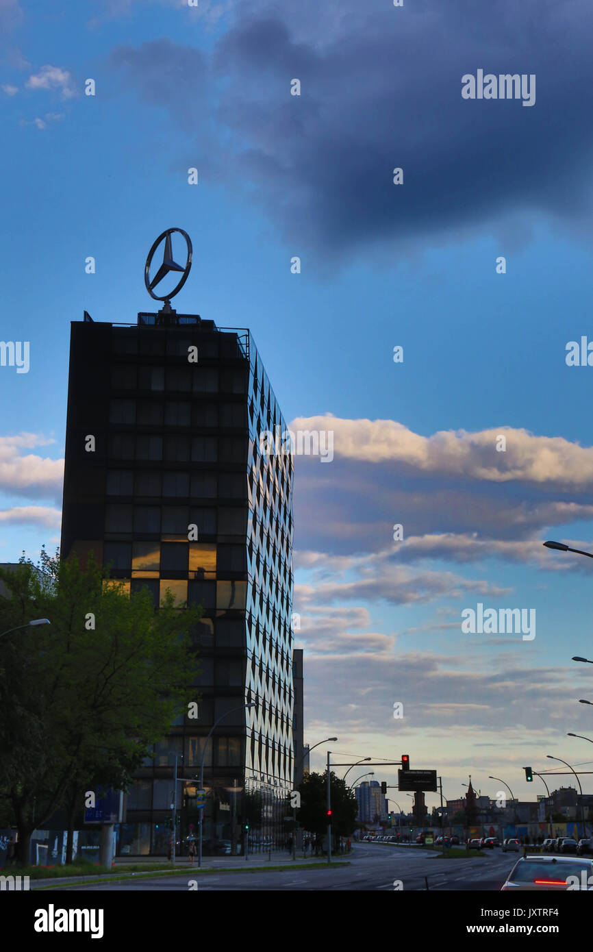 Mercedes-Benz Vertrieb Deutschland - tramonto con le nuvole colorate Foto Stock