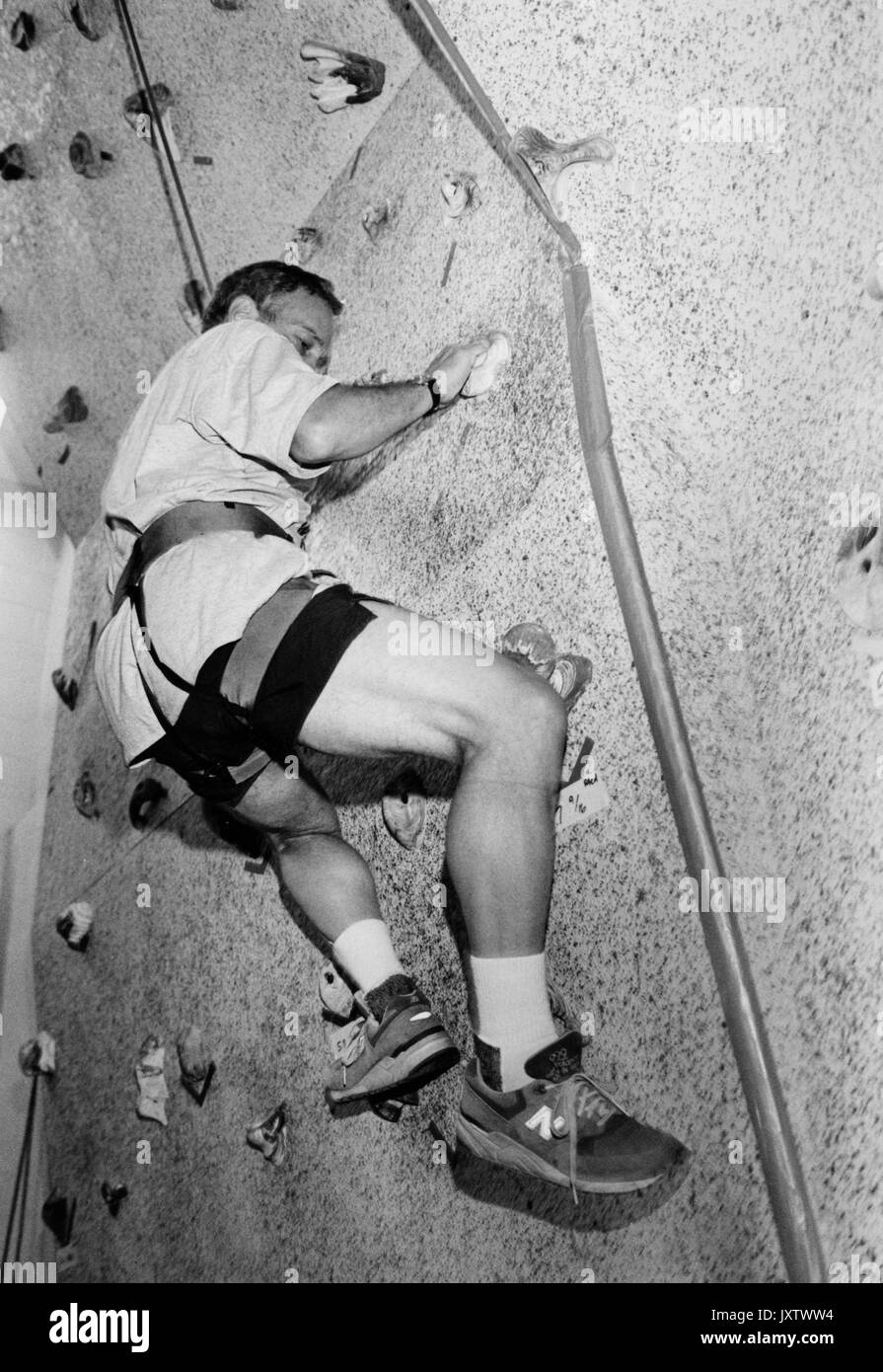 Michael rubens bloomberg, candid shot, Bloomberg è arrampicata indoor un muro di scalata, ca 47 anni di età, 1997. Foto Stock