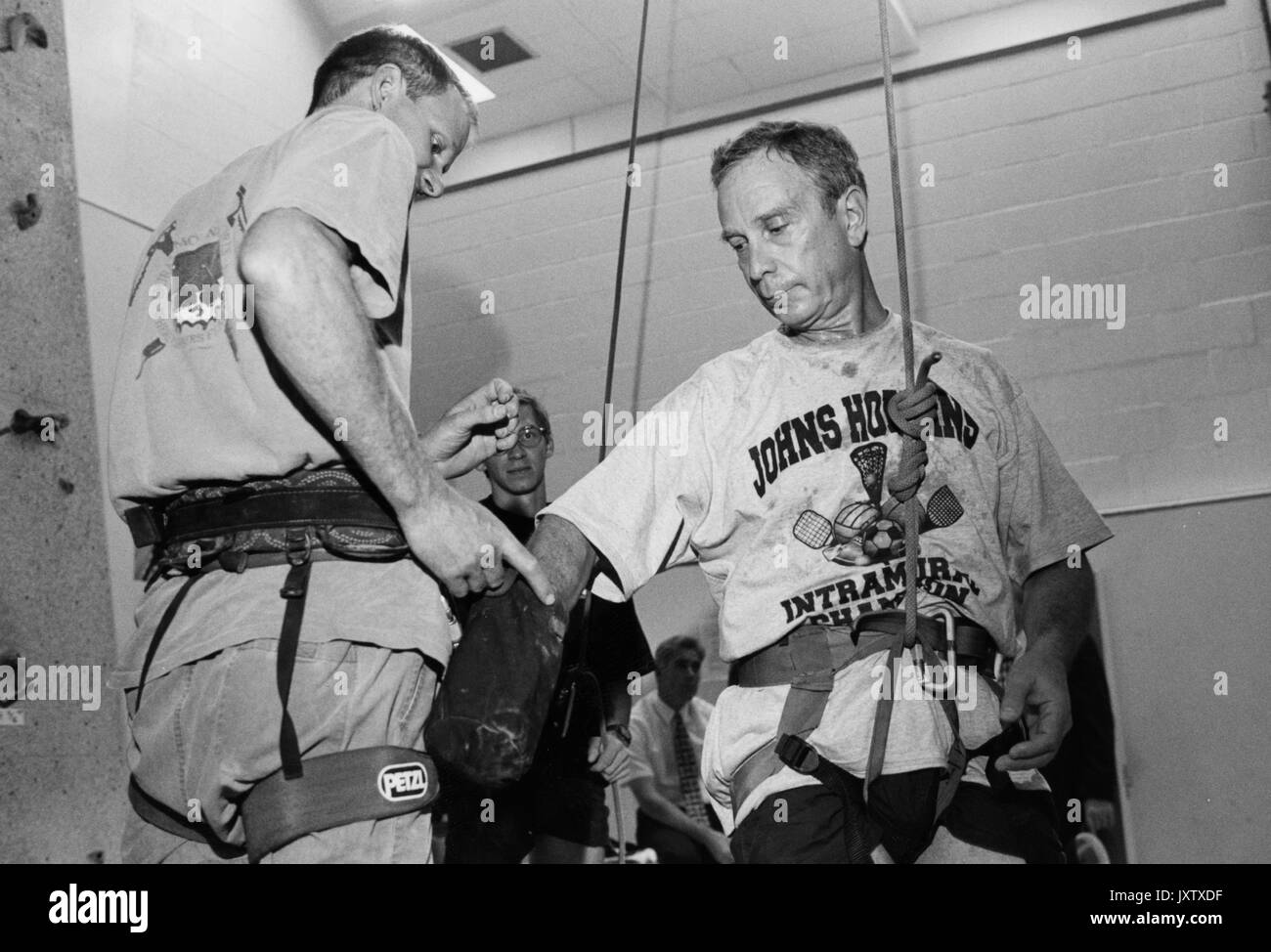 Michael Rubens Bloomberg, Candid shot, Bloomberg si prepara a salire su una parete di arrampicata, circa 47 anni, 1997. Foto Stock