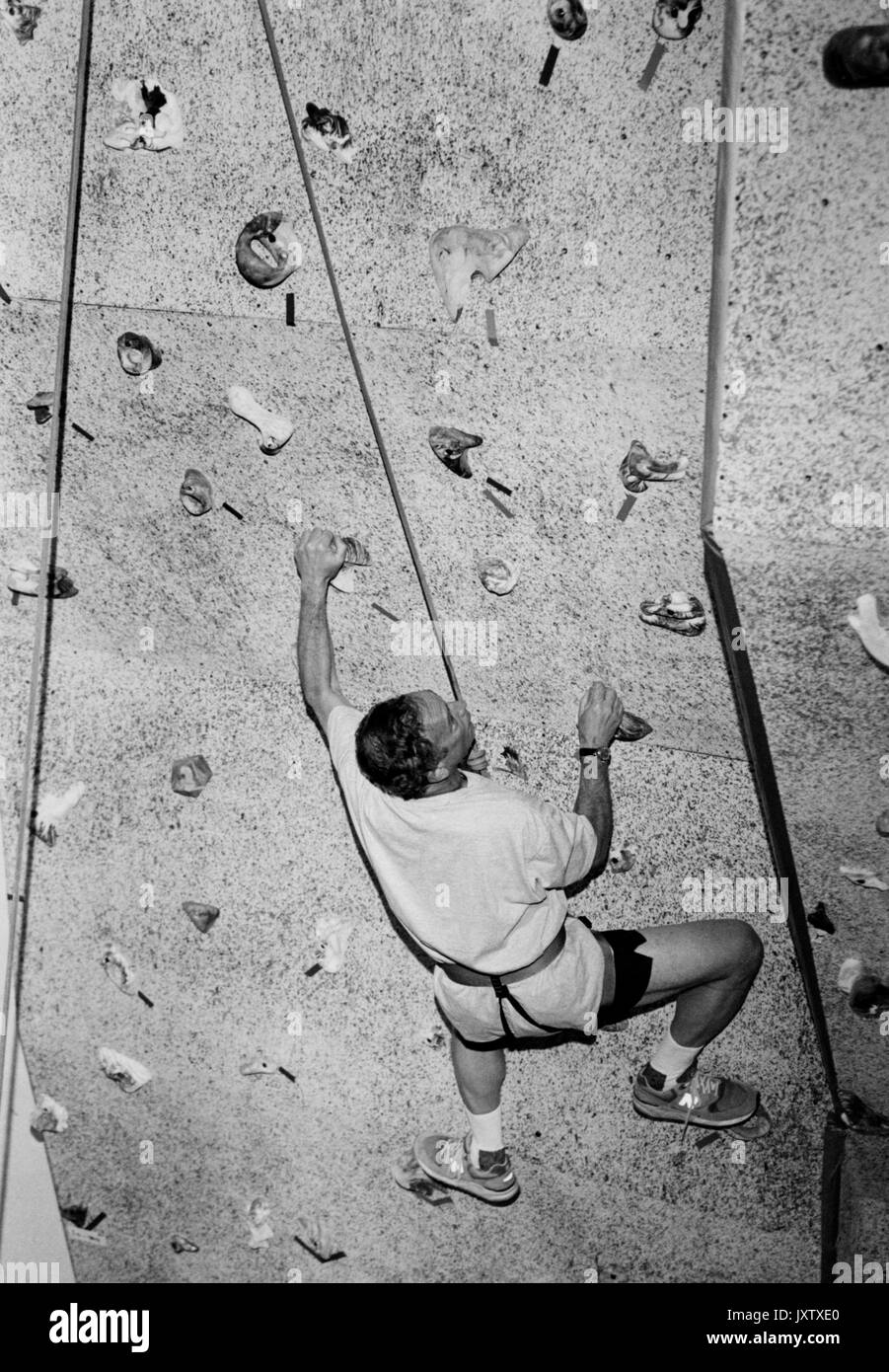 Michael rubens bloomberg, candid shot, Bloomberg è la scalata di una parete di arrampicata, ca 47 anni di età, 1997. Foto Stock