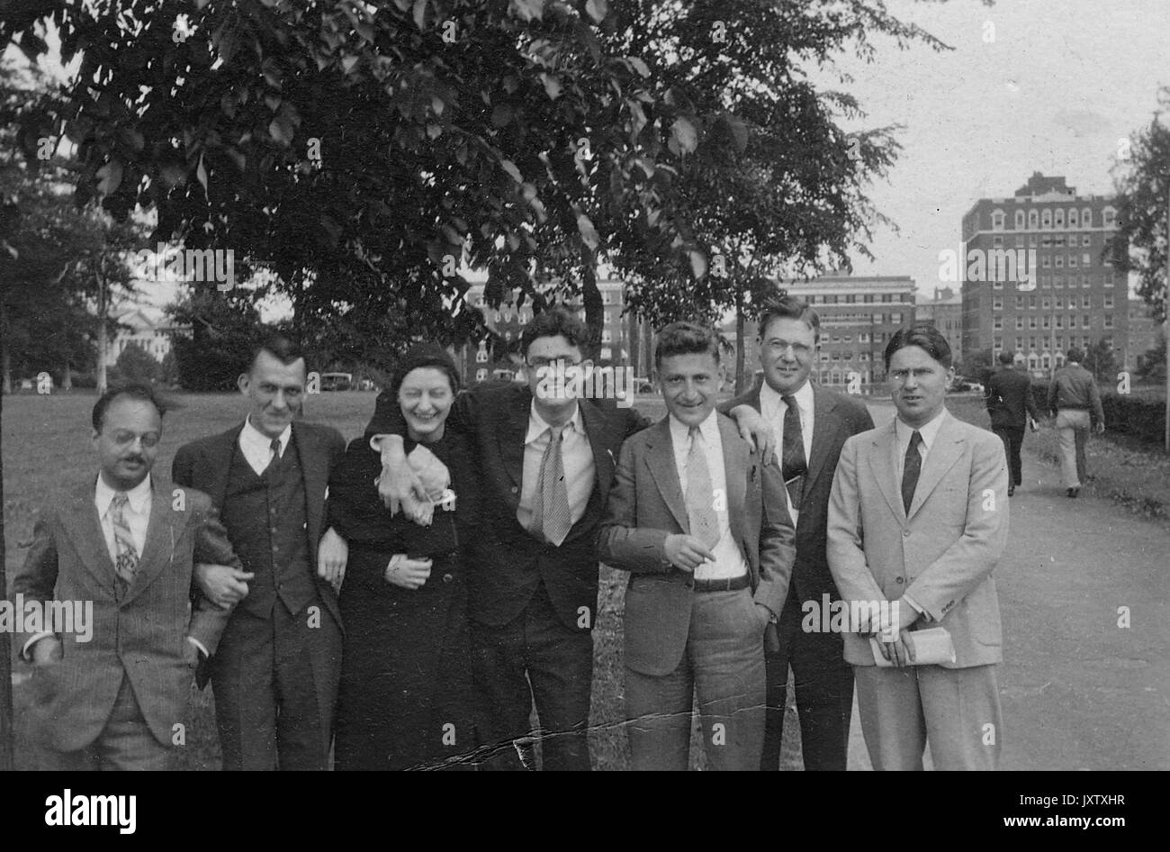 Matematica, Egbertus Rudolf van Kampen, GE Schweigert, Beatrice Aitchison, William Kelso Morrill, Oscar Zariski, Carlo Orazio Wheeler, III, John Williamson, Gruppo Fotografia presa all'aperto su motivi di Homewood Campus, 1933. Foto Stock