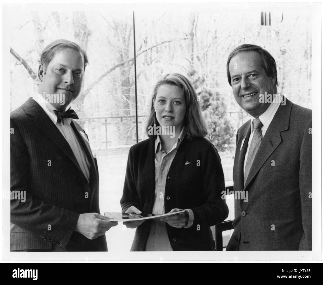 Beneficent-Hodson Merit Scholars, Steven Muller, Finn MW Casperson, uno studente non identificato, viene presentato al Glass Pavilion con il Beneficent Hodson Merit Scholars Award di Finn MW Casperson, 1984. Foto Stock