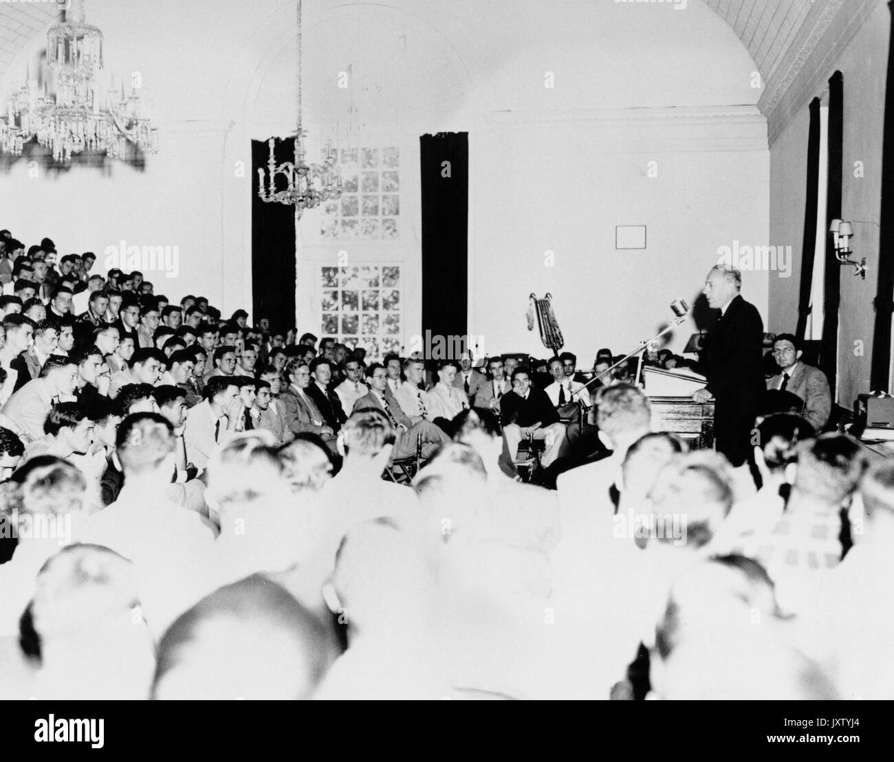 Detlev Wulf Bronk, fotografie di classe, 1953 Interior of Levering Hall, Great Hall, Bronk in piedi sul podio indirizzando classe 1953, 1949. Foto Stock