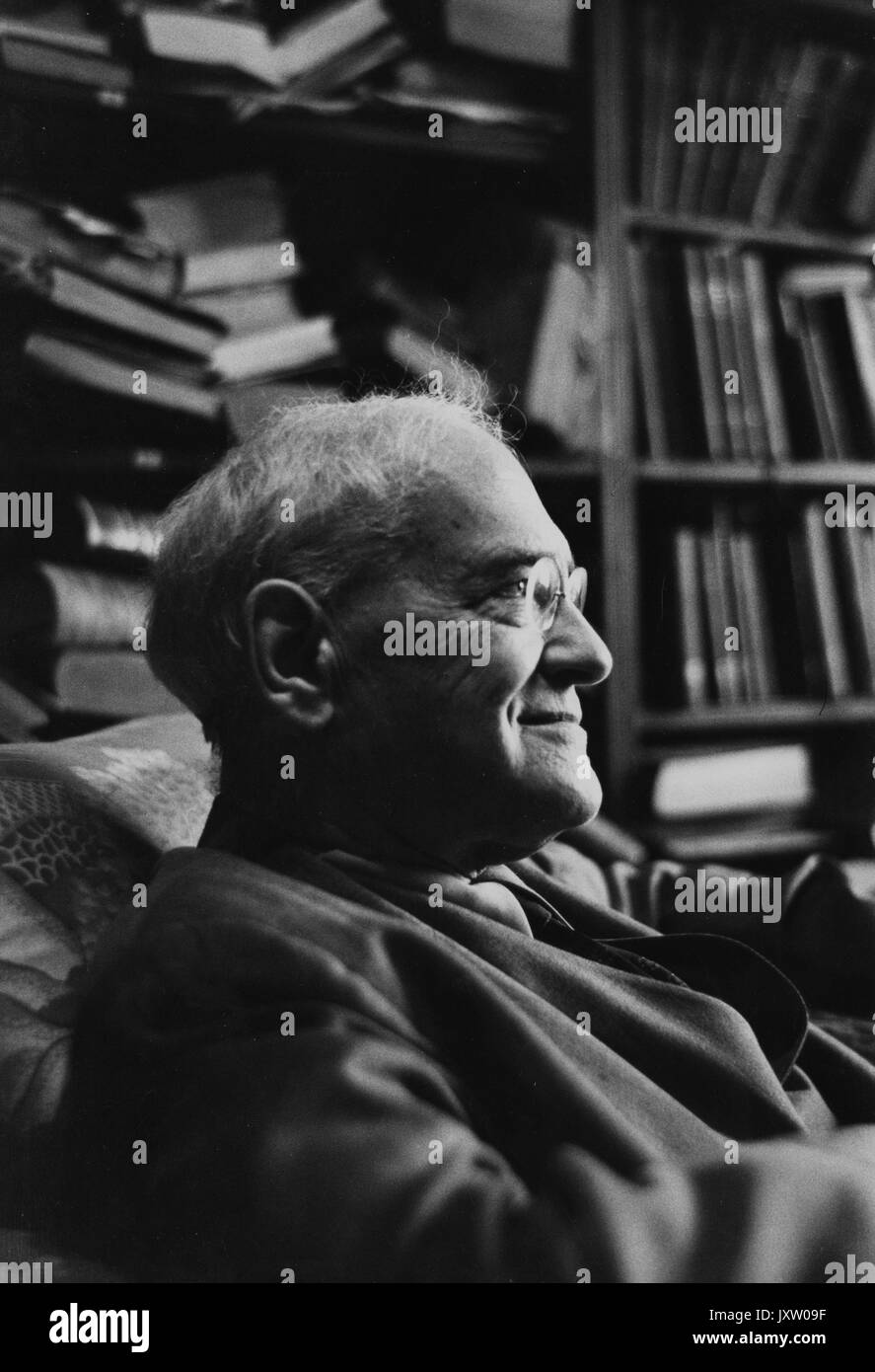 Henry carrington lancaster, Candida foto di lancaster seduto sulla sedia nel suo ufficio, vista laterale con la testa e le spalle fino, 1953. Foto Stock