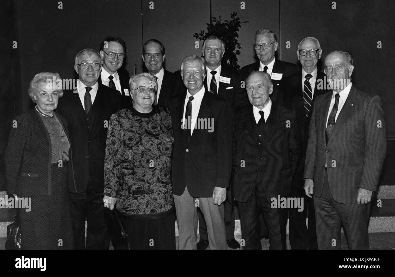 Albert Schweitzer Prize for Humanitarism, James Earl Carter, Jr [Jimmy], Muller, Toepfer Steven, William Donald Schaefer, foto di gruppo di undici persone alla cerimonia di premiazione Schweitzer: carter front center; Muller 2d da sinistra in dietro; Schaefer far right front; Toepfer front Row, 2d da destra, 1987. Foto Stock