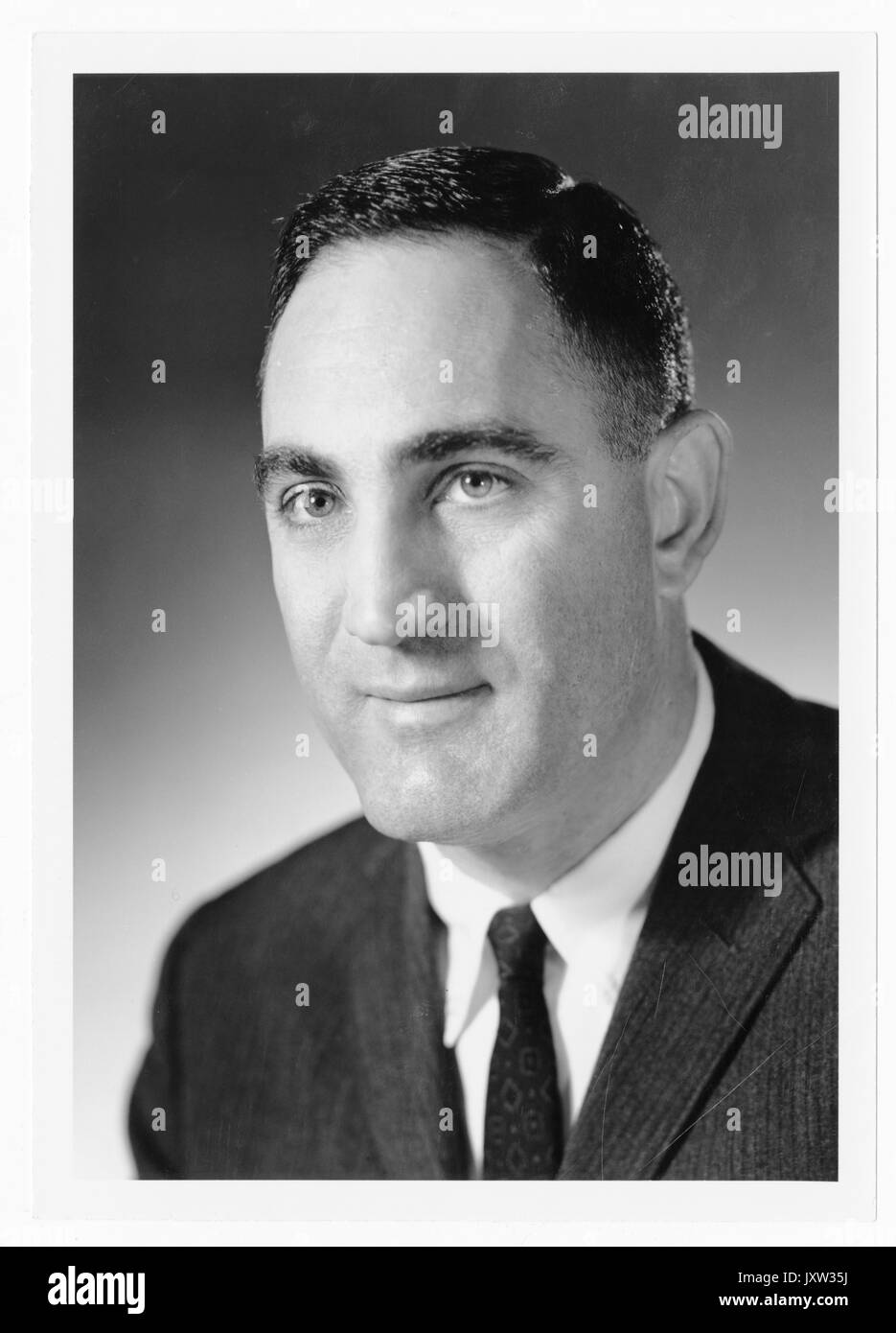 James kenneth gabbia, fotografia ritratto, torace, vista in tre quarti, c 40 anni di età, 1965. Foto Stock