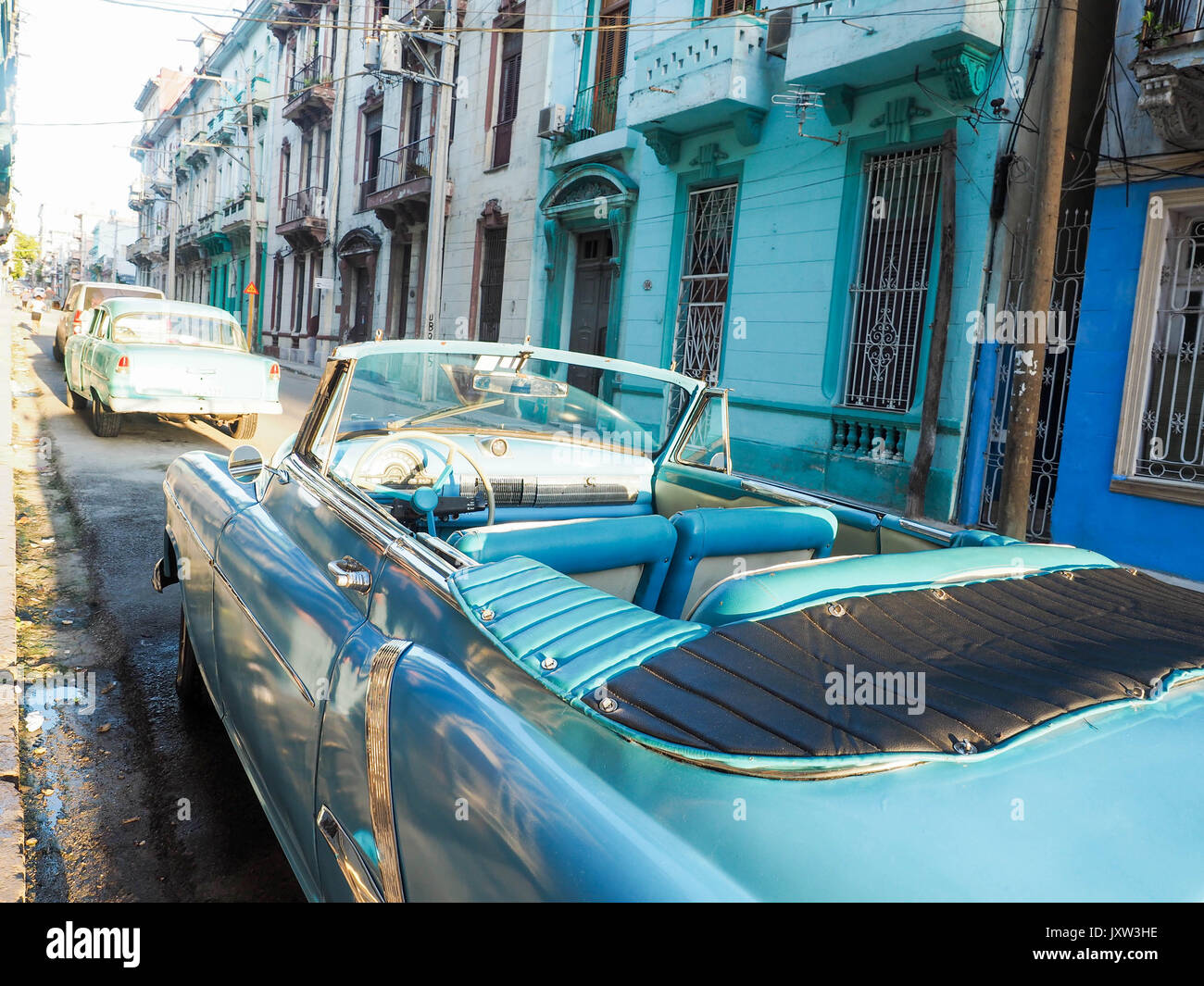 Vecchia auto al mattino per le strade a l'Avana a Cuba il 06/30/2017 Foto Stock
