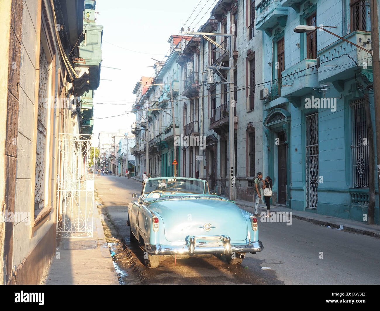 Vecchia auto al mattino per le strade a l'Avana a Cuba il 06/30/2017 Foto Stock