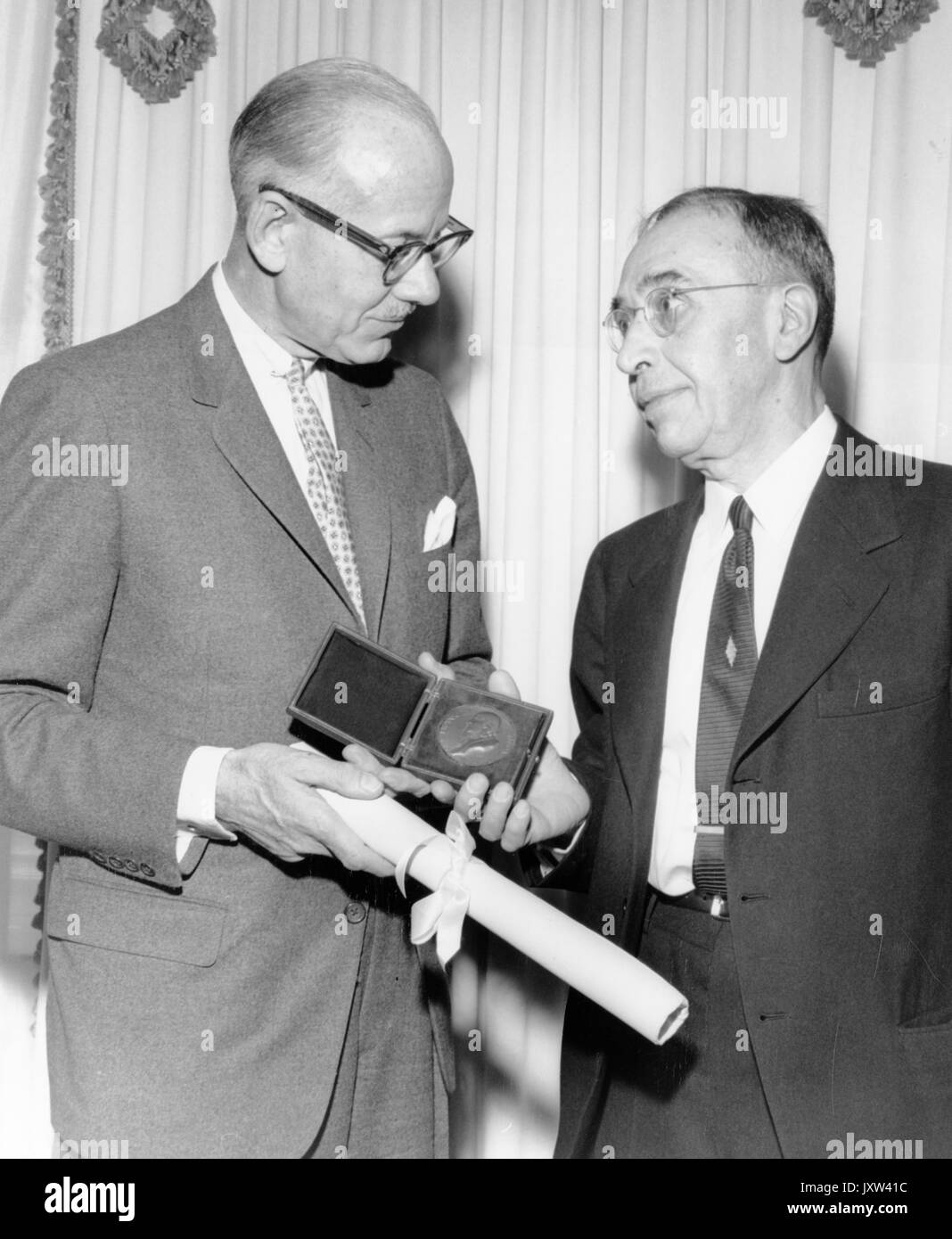 Gregory Breit, Candid Photograph, Breit, a destra, ricevendo un premio da uomo non identificato, 60 anni circa, 1950. Foto Stock