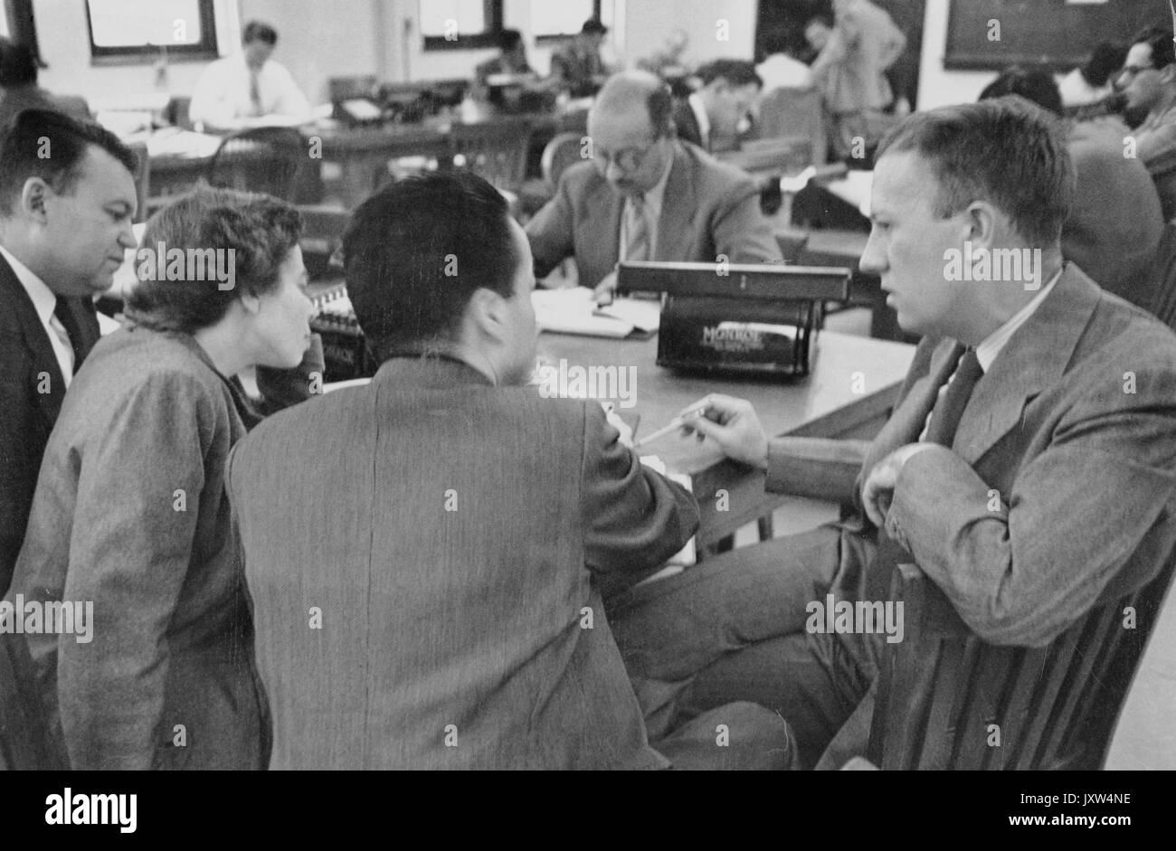 Biostatistics Conference Group of Unidentified People Talking at a table, 1950. Foto Stock