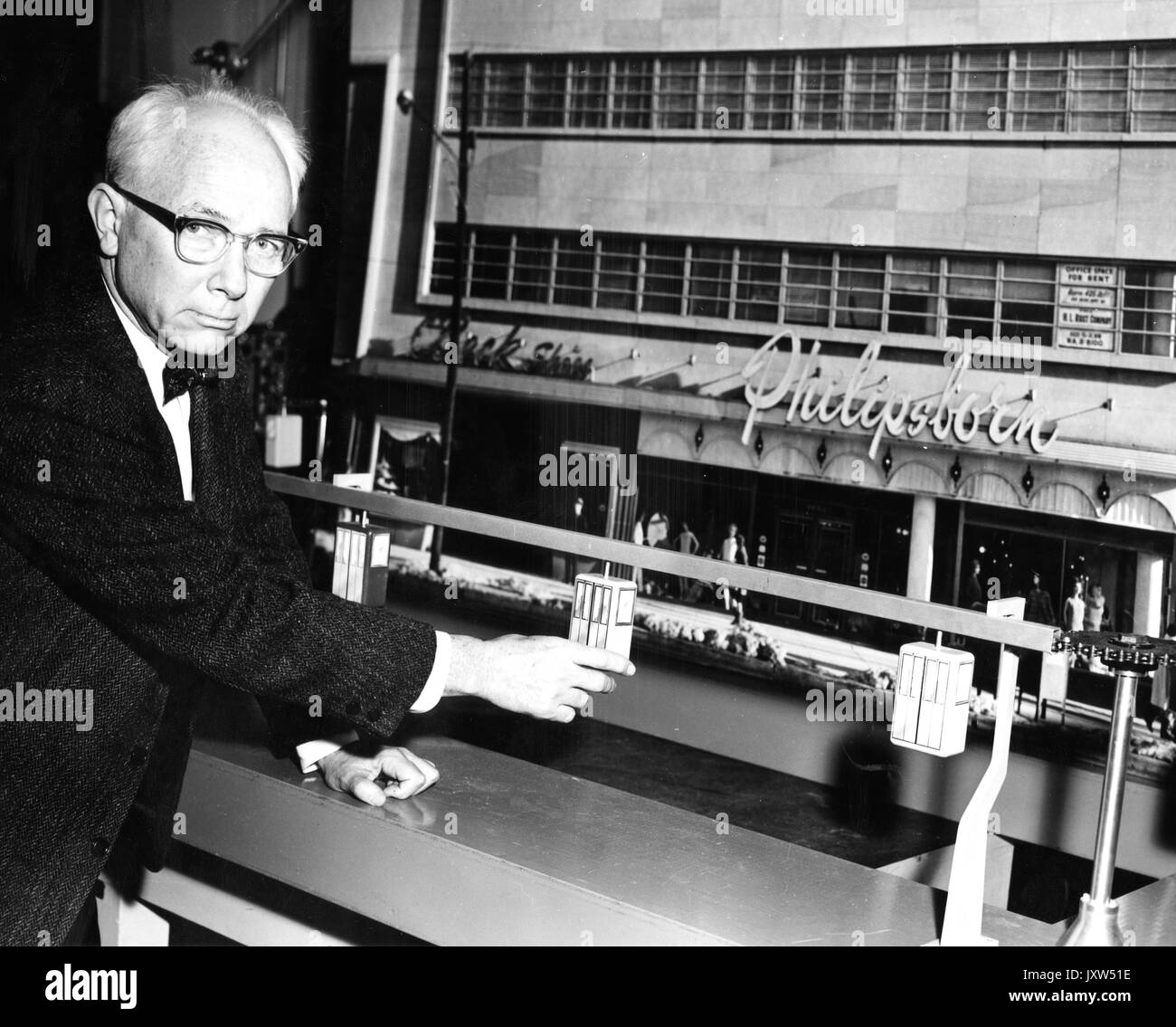 William hinkley avery, Applied Physics Laboratory candida fotografia, seduti, vita, full face, dimostrando auto antenna sistema di trasporto, c 70 anni di età, 1960. Foto Stock