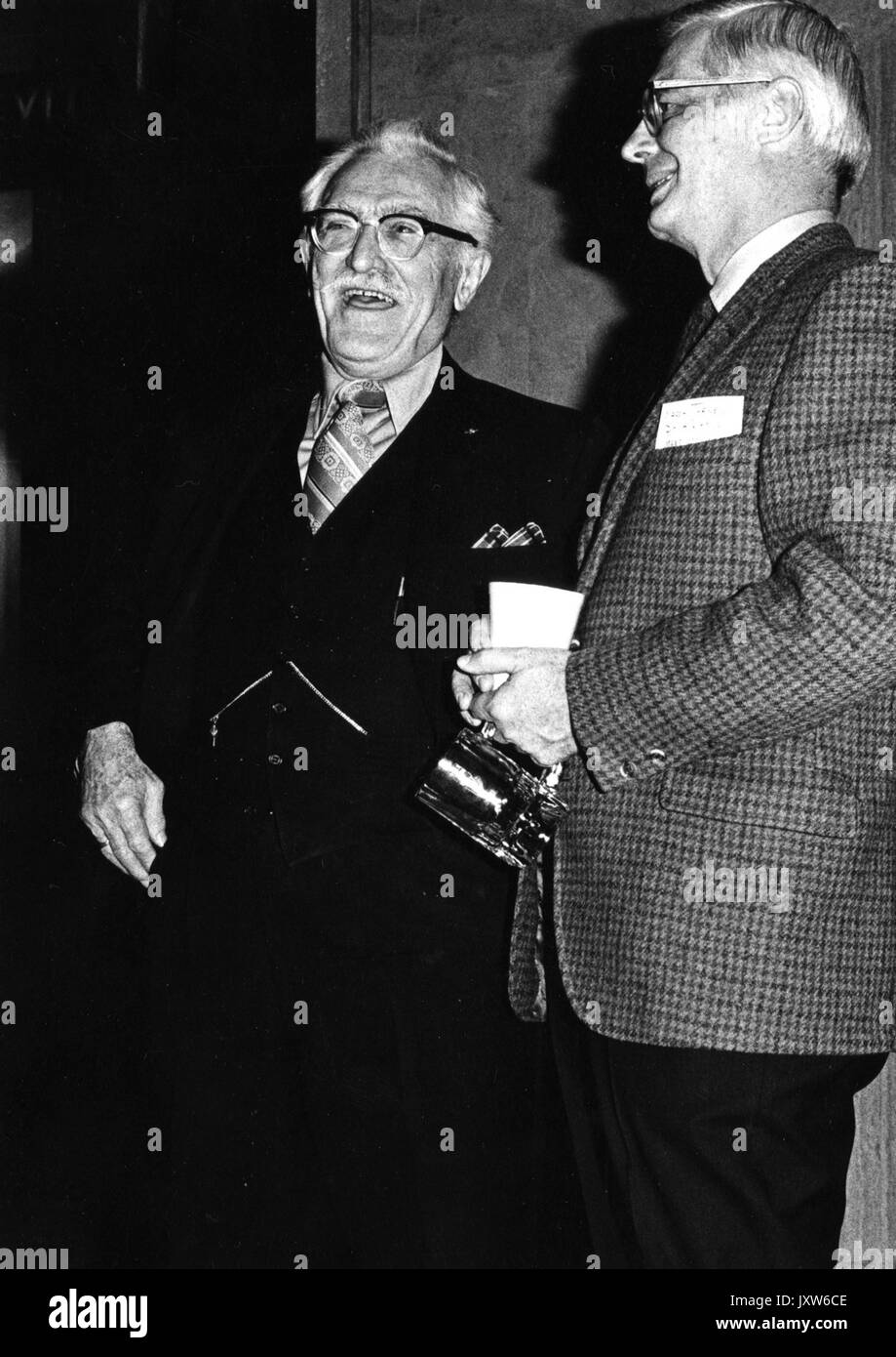 Conrad Gebelein, Marshall Sayre Turner, Jr Candid Photograph, in piedi a sinistra con Turner accanto a lui, Full length, Full Face, 1970. Foto Stock