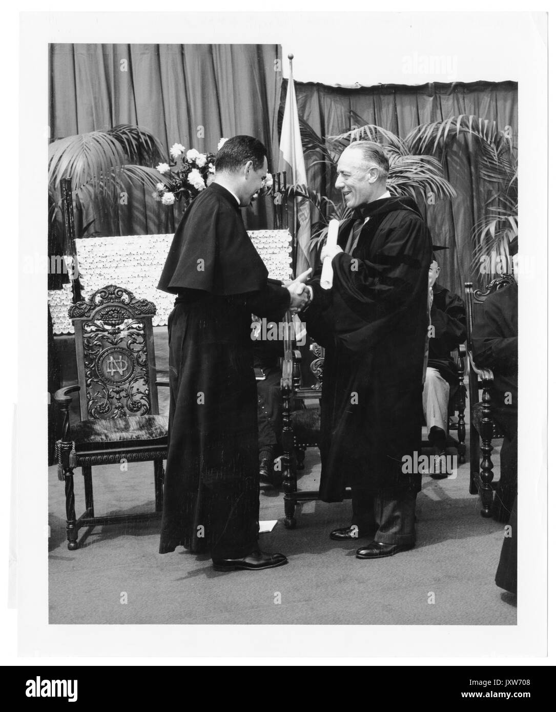 Detlev wulf bronk, Theodore martin hesburgh, Candida fotografia, presentando bronk una laurea ad honorem presso la cattedrale di Notre Dame, inizio 1950. Foto Stock
