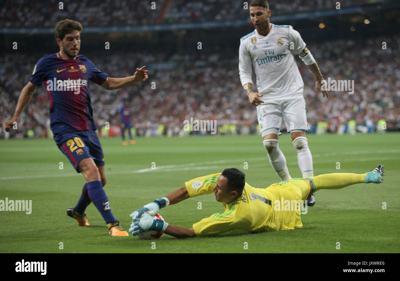 Keylor Navas arresta la palla da Sergi Roberto. Real Madrid Barcellona sconfitto 2-0 nella seconda gamba della Supercoppa Spagnola partita di calcio al San Foto Stock