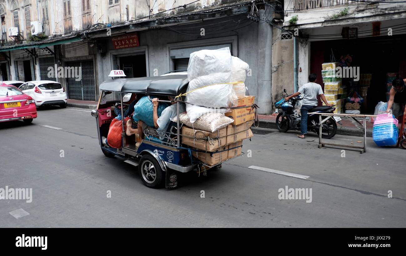 Tuk Tuks sam lor taxi che lavora per i Thailandesi locali giorno per giorno la vita Chinatown Bangkok in Thailandia Foto Stock