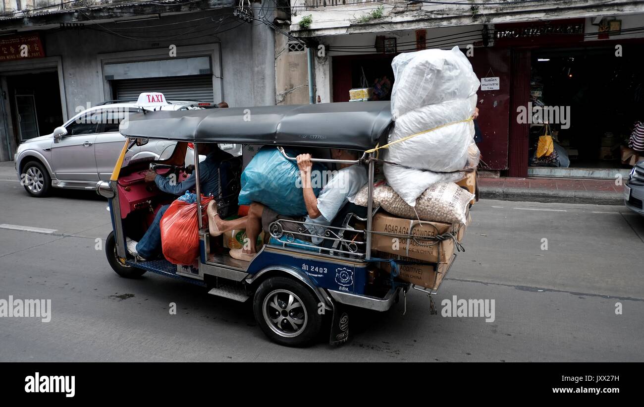 Tuk Tuks sam lor taxi che lavora per i Thailandesi locali giorno per giorno la vita Chinatown Bangkok in Thailandia Foto Stock