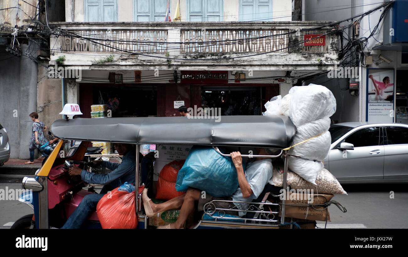 Tuk Tuks sam lor taxi che lavora per i Thailandesi locali giorno per giorno la vita Chinatown Bangkok in Thailandia Foto Stock