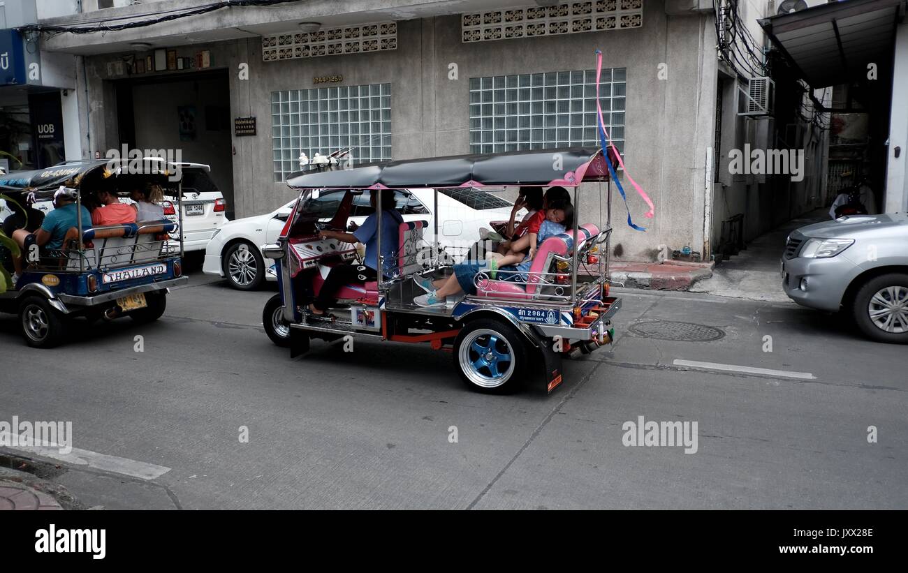 Tuk Tuks sam lor taxi che lavora per i Thailandesi locali giorno per giorno la vita Chinatown Bangkok in Thailandia Foto Stock
