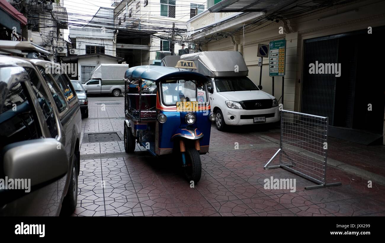Tuk Tuks sam lor taxi che lavora per i Thailandesi locali giorno per giorno la vita Chinatown Bangkok in Thailandia Foto Stock