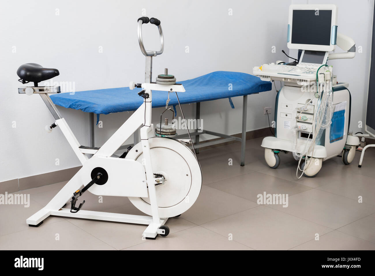 Macchina ad ultrasuoni con lettino e cyclette Foto Stock