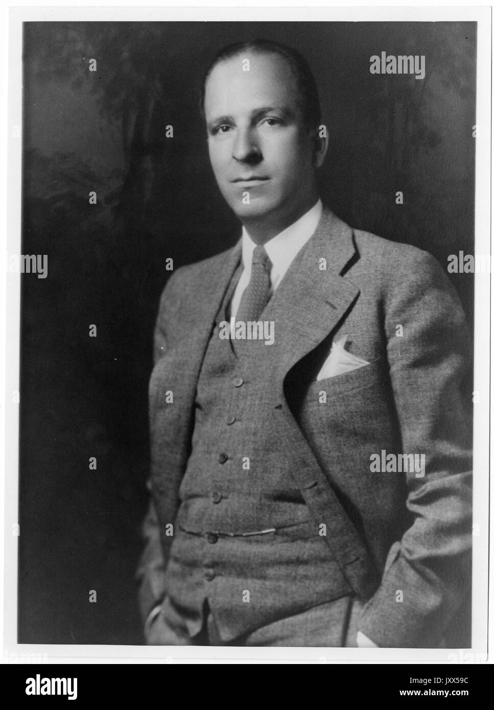 Henry Scott baker, ritratto fotografia, in piedi, fianchi, full face, 1940. Foto Stock