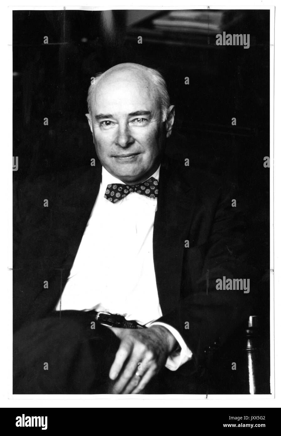 Donald Hatch Andrews, Ritratto fotografico, seduta, vita in su, faccia intera, 1956. Foto Stock