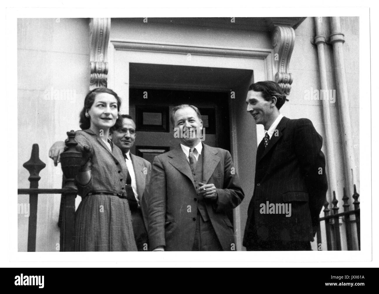 Don Cameron Allen, Mary Louise Benoit-Smullyan, George Hamilton Mowbray, Francis Aylward, Candid Group Photography, alla porta di Harkness House, 1950. Foto Stock