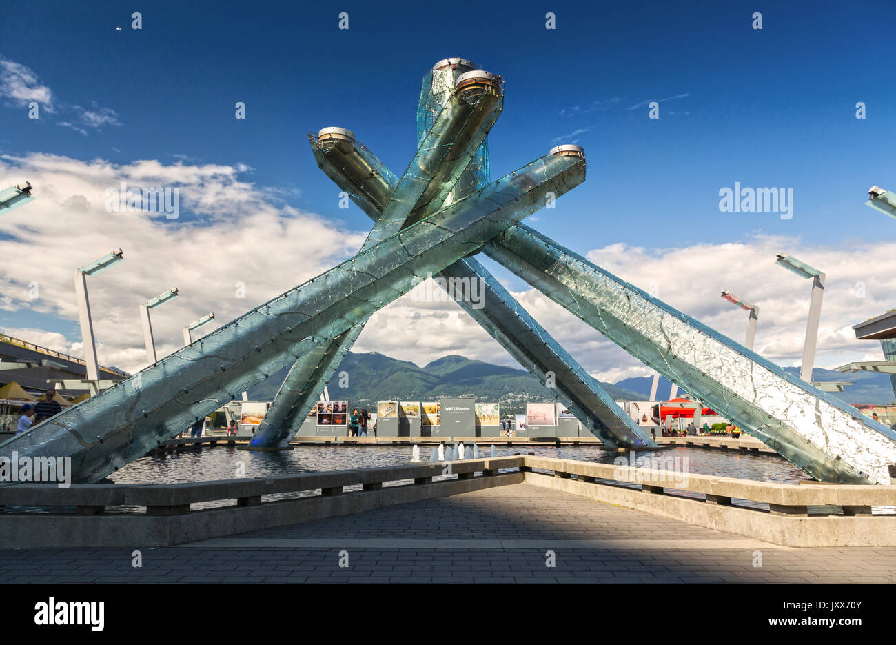 2010° Cauldron olimpico invernale al Jack Poole Plaza by Convention Center nel porto di Vancouver con lo skyline delle North Shore Mountains British Columbia Canada Foto Stock