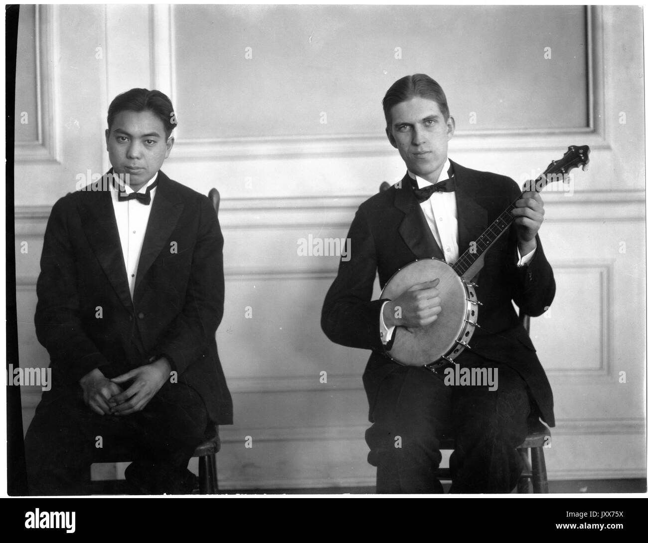 Blue Jay Orchestra, Arthur Eastham Thiessen, Saburo Miyata Moriya, Group Photography, Arthur e Thiessen e Saburo M Moriya seduti, 1925. Foto Stock