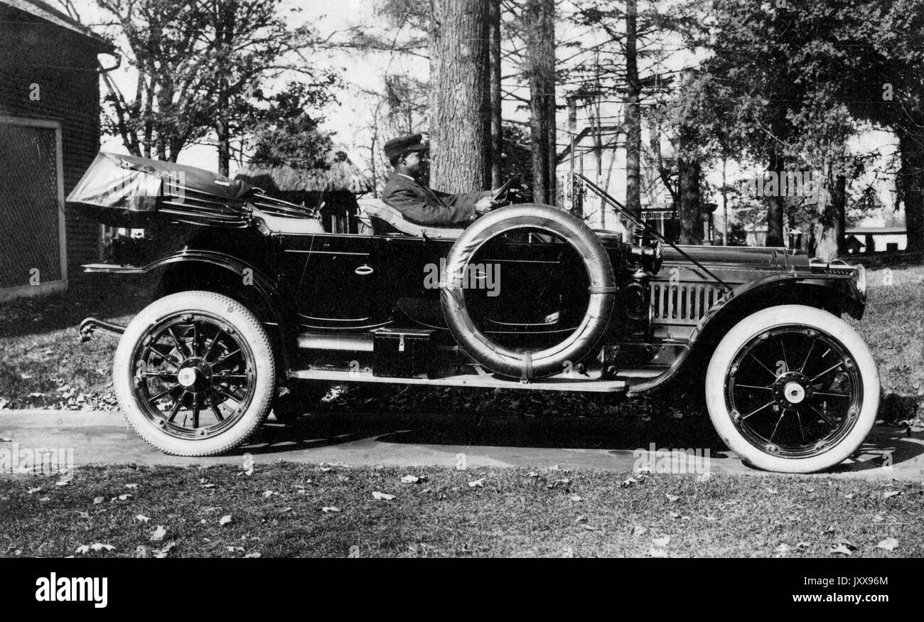 Foto paesaggistica completa di Packard Care con un autista afro-americano, all'aperto, 1920. Foto Stock