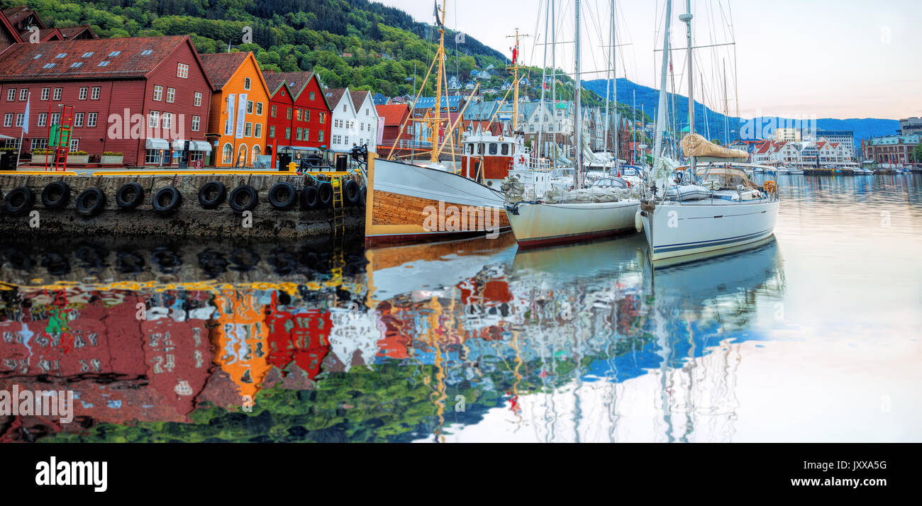 Bryggen street con barche a Bergen, Sito Patrimonio Mondiale dell'UNESCO, Norvegia Foto Stock