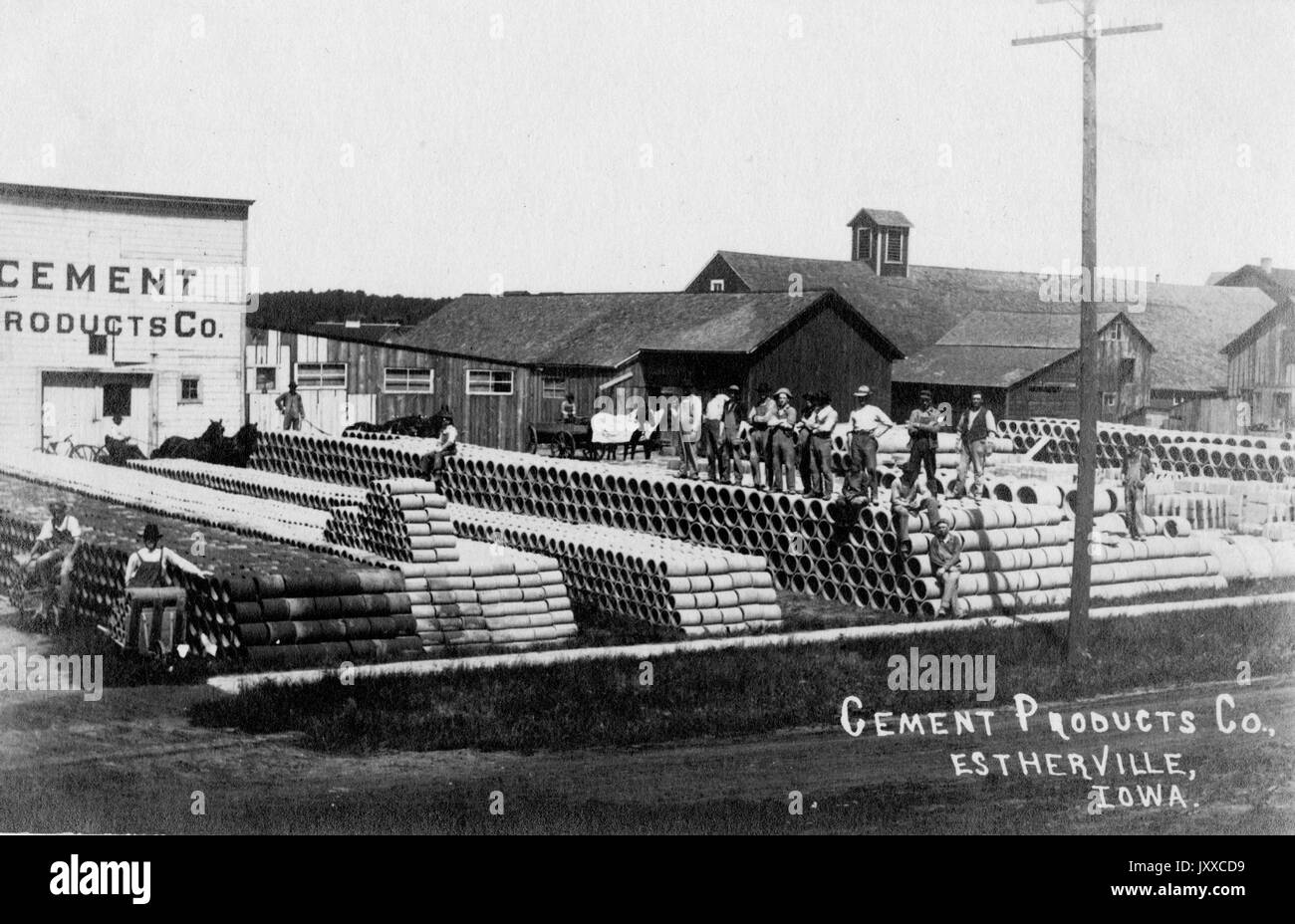 Ritratto di paesaggio di lunghezza intera di lavoratori maschi in cemento fabbrica all'aperto, Iowa, 1920. Foto Stock
