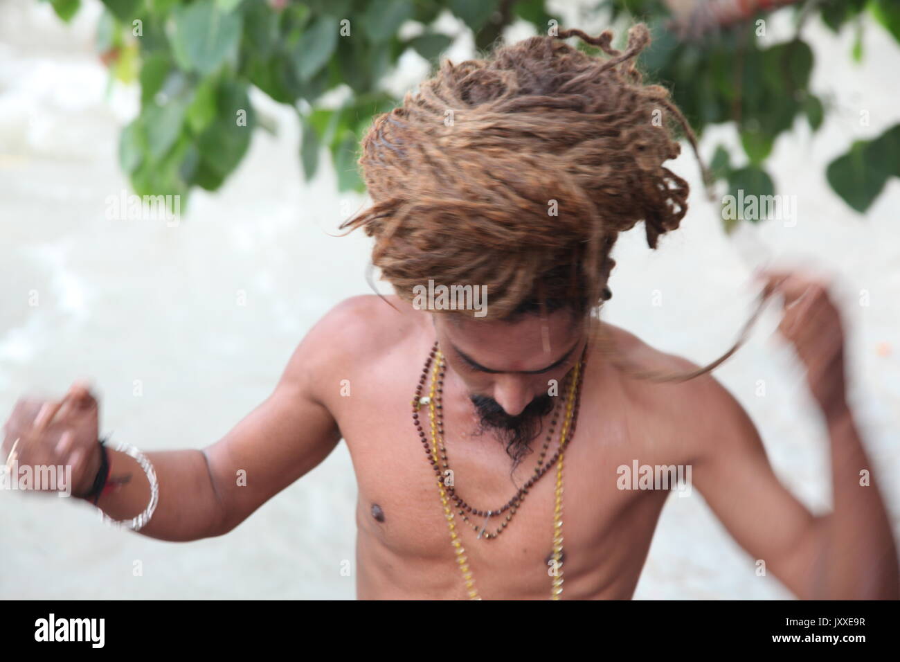 Capelli molto lunghi Swami indù, Sadhu Santo uomo, Sadhu, Swami, Babba, Sanskrit, Naga Sadhu, capelli molto lunghi, Varanasi, Haridwar, (Copyright © Saji Maramon) Foto Stock