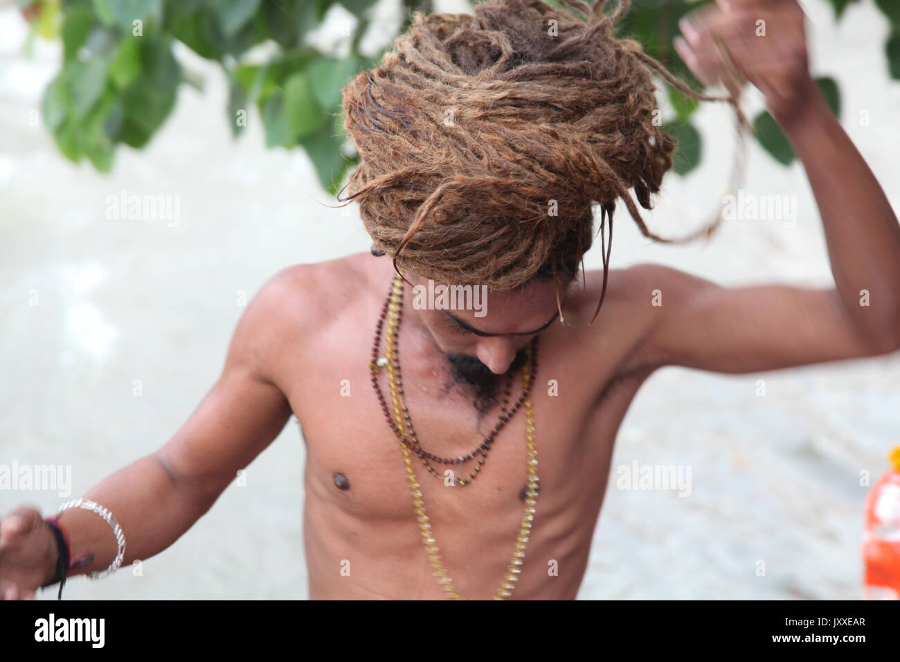 Capelli molto lunghi Swami indù, Sadhu Santo uomo, Sadhu, Swami, Babba, Sanskrit, Naga Sadhu, capelli molto lunghi, Varanasi, Haridwar, (Copyright © Saji Maramon) Foto Stock