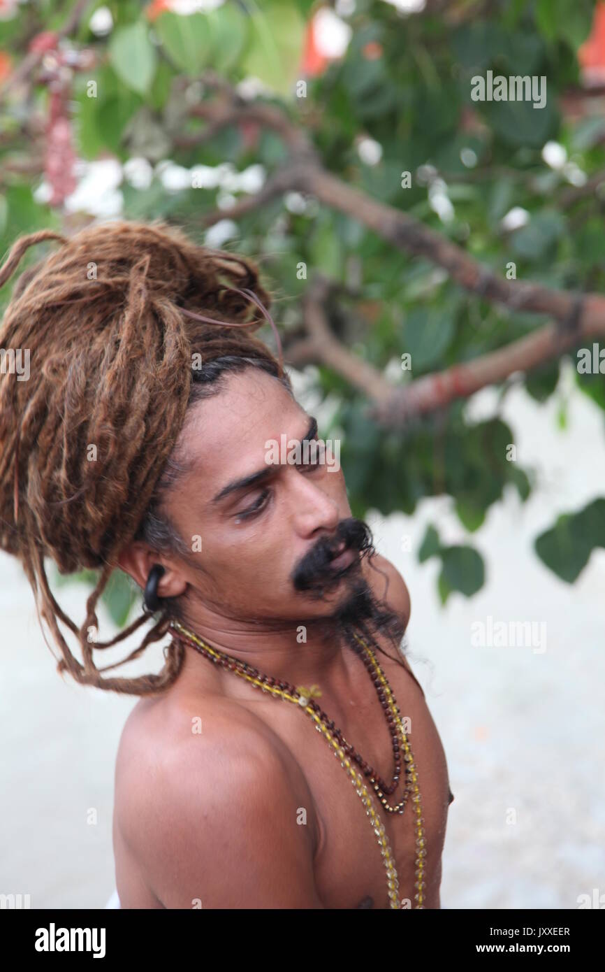 Capelli molto lunghi Swami indù, Sadhu Santo uomo, Sadhu, Swami, Babba, Sanskrit, Naga Sadhu, capelli molto lunghi, Varanasi, Haridwar, (Copyright © Saji Maramon) Foto Stock